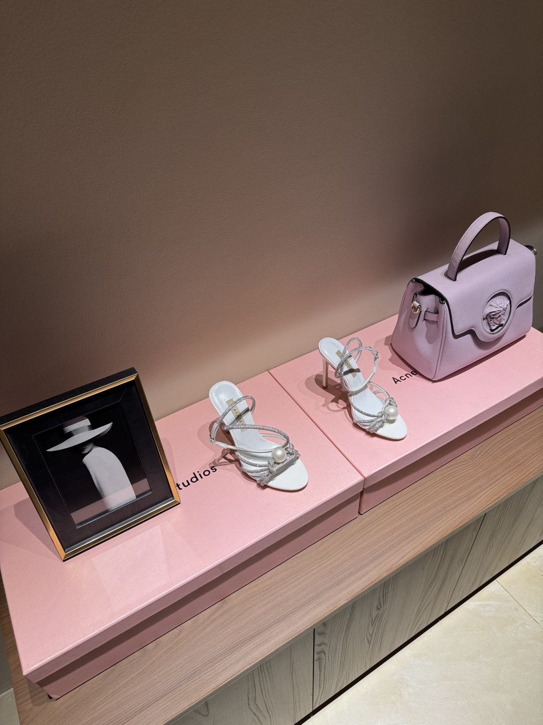 NO:264805,CASADEI/Casarte 25WF new spring and summer products, pearl rhinestone high heel sandals, which woman can reject such beautiful high heels, high heels paired with shining rhinestones, high and sexy!  Whether it is daily travel or banquet invitation, its unparalleled texture and charm are your noble and dazzling choice!  The upper is made of original custom rhinestones, the inner foot pads are all lambskin, imported cowhide, heel height 7.5cm/10.5cm size35-39 (customized by 40/41), sandals, sandals, high heels, cowhide, sheepskin19860909CASADEI/卡萨帝25WF春夏新品 珍珠水钻高跟凉鞋 哪个女人能拒绝如此美艳的高跟鞋 高跟搭配闪耀的水钻 高级又性感！ 无论日常出行还是宴会邀约 它无与伦比的质感与魅力 都是您尊贵耀眼的选择！ 鞋面采用原版定制水钻 内里垫脚均为小羊皮 意大利进口牛皮大底 跟高7.5cm/10.5cm size35-39（40/41定制）,凉鞋,sandals,high heels,cowhide,sheepskin,Women's Shoes