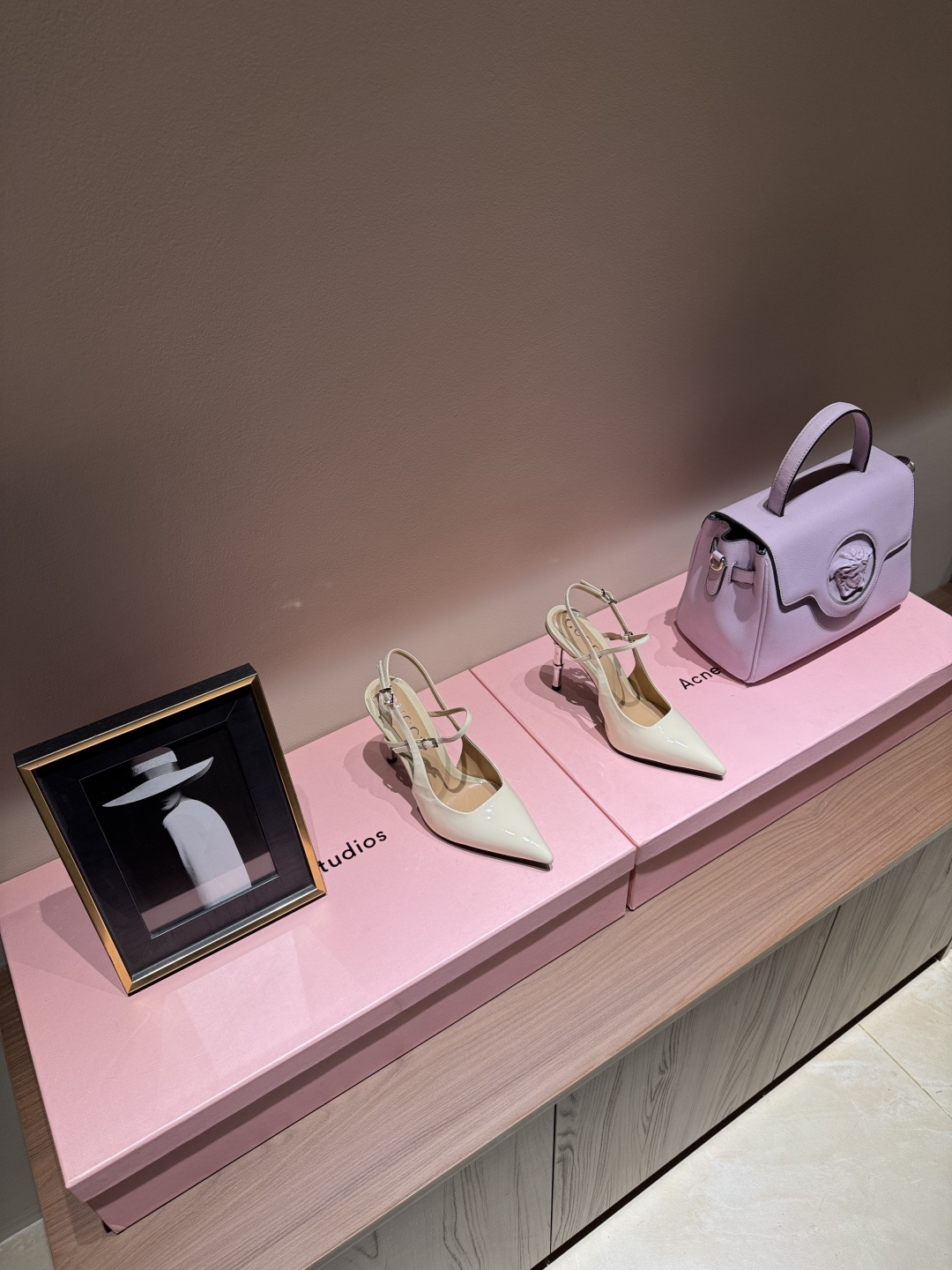 NO:264808,Gucci 25S spring and summer new bamboo heel fashion shoes with sandals and high heels behind. G home reflects the sense of high quality. It always makes people feel capitalized. It looks quite simple. It is very high-end on the feet. It is very sexy. It allows you to easily match it. It is imported patent leather. The inner part is imported sheepskin. The heel height is 9.5cm. Size35-39 (customized on 40/41/42), sandals, gucci, gucci, sandals, sheepskin.19860909Gucci 25S春夏新品竹节跟时装鞋后带凉鞋高跟 G家在体现高级感这块 总让人大写的服气 看起来蛮简单的款式 但上脚就莫名很高阶 非常性感 让你轻松搭配尽显各种风格 鞋面采用进口漆皮 内里采用进口羊皮 意大利进口真皮底 跟高9.5cm Size35-39（40/41/42定制）,凉鞋,gucci,gucci,sandals,sheepskin,Women's Shoes