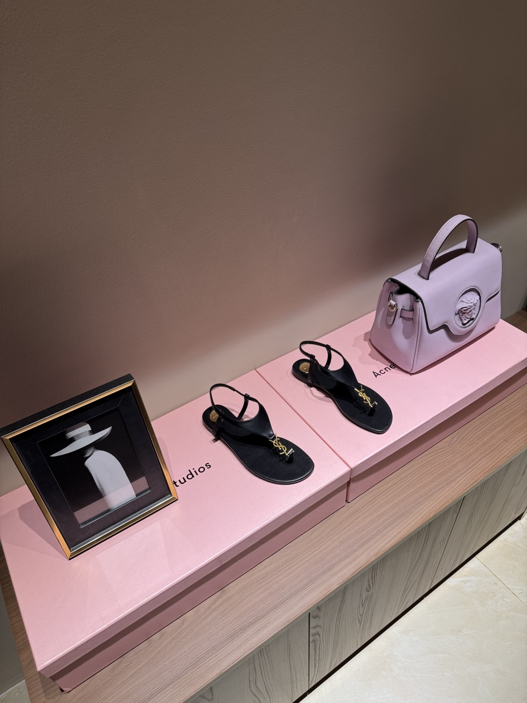 NO:264819,Saint Laurent 2025 Paris Saint Laurent classic high heel sandals 2025 temperamental fairy must-have sandals for summer. The entire style includes metal products and other details is unique and unique. Black style makes people look white and slim. Super surprise #YSL #Summer outfit #Saint Laurent upper cowhide inner sheepskin heel height 1cm outsole genuine leather packaging Saint Laurent original packaging Size 35-39 (40.41 order), sandals, saint laurent, saint laurent, saint laurent, saint laurent, sandals, cowhide, sheepskin19860909Saint Laurent 2025Paris圣罗兰经典高跟凉鞋 2025气质小仙女夏天必备款凉鞋 整个版型包括金属制品等细节别具一格让人眼前一亮黑色版型显白显瘦 超级惊喜 #YSL #夏日穿搭 ＃圣罗兰 鞋面牛皮 内里羊皮 跟高1cm 大底真皮 包装圣罗兰原版包装 码数35-39（40.41订）,凉鞋,saint laurent,saint laurent,saint laurent,sandals,cowhide,sheepskin,Women's Shoes