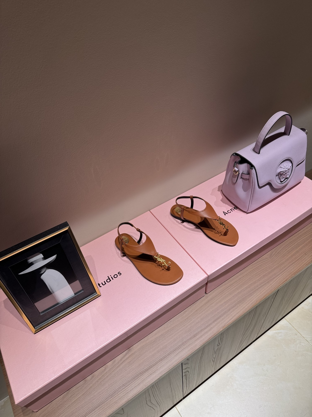 NO:264793,The highest version of Saint Laurent 2025 Paris Saint Laurent classic high heel sandals 2025 temperamental fairy must-have sandals for summer. The entire version includes metal products and other details is unique and unique. The black version makes people look white and slim. Super surprise #YSL #Summer outfit #Saint Laurent upper cowhide inner sheepskin heel height 1cm outsole genuine leather packaging Saint Laurent original packaging Size 35-39 (40.41 order), sandals, saint laurent, saint laurent, saint laurent, saint laurent, sandals, cowhide, sheepskin19860909最高版 Saint Laurent 2025Paris圣罗兰经典高跟凉鞋 2025气质小仙女夏天必备款凉鞋 整个版型包括金属制品等细节别具一格让人眼前一亮黑色版型显白显瘦 超级惊喜 #YSL #夏日穿搭 ＃圣罗兰 鞋面牛皮 内里羊皮 跟高1cm 大底真皮 包装圣罗兰原版包装 码数35-39（40.41订）,凉鞋,saint laurent,saint laurent,saint laurent,sandals,cowhide,sheepskin,Women's Shoes