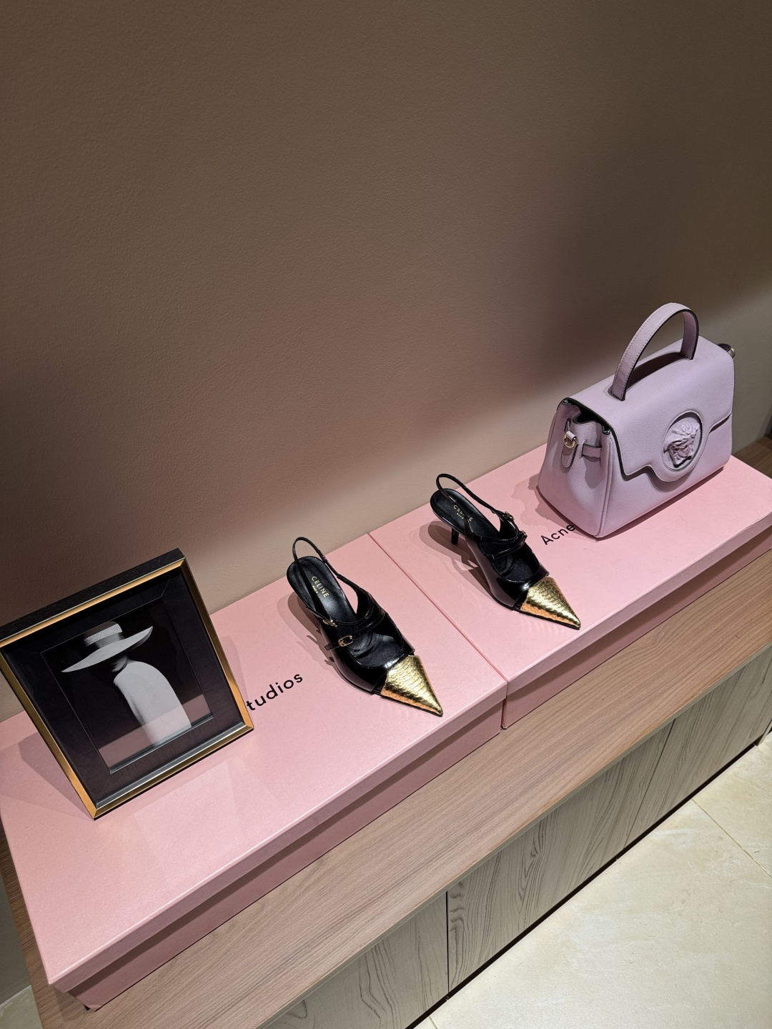 NO:264796,CELINE 2025 new cat heel sandals for women metal buckle empty back toe high heels sexy and elegant pointed-toe shoes, clean and neat, increasing height makes legs thin, whether worn alone or with wide-leg pants, high street and retro, let's make CELINE girls. Imported special material of upper, inner lining original, outsole original 11 size women 35-39 (40 41 customization), sandals, celine, celine, sandals, high heels19860909CELINE思琳赛琳2025新款猫跟凉鞋女金属扣后空包头高跟鞋性感气质尖头单鞋干净利落,增高显腿细,无论是单穿还是搭配阔腿裤,高街又复古一起来做CELINE女孩 鞋面进口特殊材质 内里原版内里 大底原版11 码数女35-39（40 41定制）,凉鞋,celine,celine,sandals,high heels,Women's Shoes