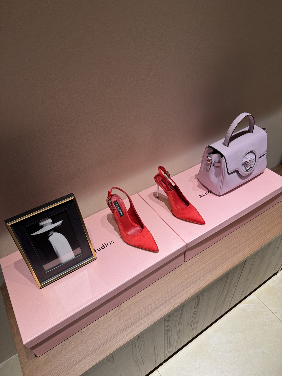 NO:264799,The highest version Dolce & Gabbana's beautiful pointed-toe high heels are fully firepowered and creative. Since Italian women pay special attention to clothing and accessories, the design styles of Dolce & Gabbana are quite gorgeous, from retro fur bags to various embroidered knee-length socks, all have a strong Dolce & Gabbana's designs emphasize the combination of emotions, tradition and culture. Grandma's emerald green cowhide shoes are blessed with vivid dragonfly petals. The workmanship is super detailed, matched with rhinestone metal buckles. Although the design is simple, it makes people unable to take a look at this pair of shoes. They are elegant and noble. The upper is silk, inner sheepskin, heel height is 10cm, genuine leather sole size 35-39 (40.41·42 order) Butterfly original custom  Dolce & Gabbana original one-to-one packaging, sandals, Dolce & Gabbana, Dolce & Gabbana, sandals, high heels, cowhide, sheepskin, real silk19860909最高版 杜嘉班纳Dolce&Gabbana绝美尖头高跟鞋 火力全开、创意无限,由于意大利女性特别讲究穿着和饰品,所以Dolce&Gabbana的设计风格都相当华丽、小到皮草制的复古提包到各种绣满图案的及膝袜,都有极具浓厚的杜嘉班纳气息 杜嘉班纳的设计讲究情感、传统和文化的结合 祖母翡翠绿的牛皮鞋身,加持活灵活现的蜻蜓花瓣 做工是超级细致,搭配水钻的金属扣环,虽然设计简单,却让人对这双鞋移不开眼,优雅又高贵 鞋面真丝 内里羊皮 跟高10cm 鞋底真皮 码数35-39（40.41·42订） 蝴蝶原版定制 杜嘉班纳原版一比一包装,凉鞋,Dolce&Gabbana,Dolce&Gabbana,sandals,high heels,cowhide,sheepskin,real silk,Women's Shoes