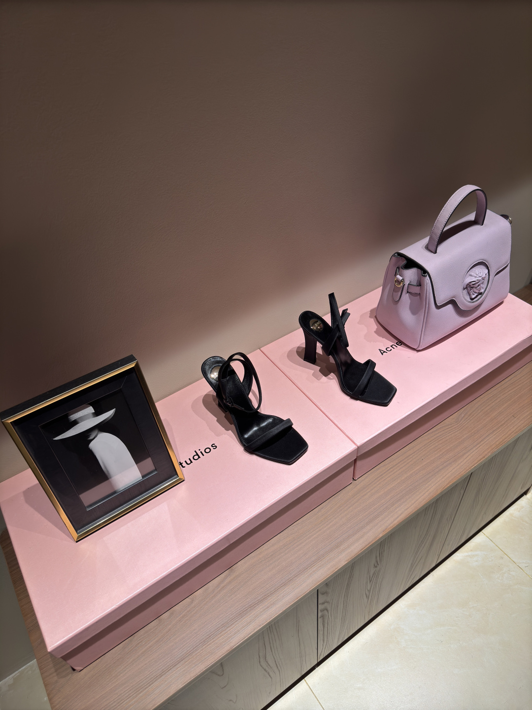 NO:264813,Top quality 2025 early spring new Saint Laurent / YSL Saint Laurent color block high heels sandals YSL sister's beautiful beauty high heels are the same Saint Laurent in the world Rose small square toe. The high heels are very good at modifying the foot shape, luxurious metal chains in recent years SLP is getting more and more understanding of women in high heels. I have turned to the embarrassing design impression of the waterproof platform style ysl beautiful heels fish mouth upper butter leather sole genuine leather outsole heel height about 10.5cm size 35-41 (34, 40, 41 customization without return or replacement), high heels, loro piano, saint laurent, saint laurent, saint laurent, saint laurent, saint laurent, sandals, high heels, Leather soles19860909顶级品质 2025早春新款Saint Laurent / YSL圣罗兰拼色高跟凉鞋 YSL姐姐的美丽尤物高跟鞋 又是人间圣罗兰 Rose同款的小方头 高跟鞋化很好修饰脚型,奢华金属链 这几年SLP是在高跟鞋越来越懂女人了摒奔了防水台款的尴尬设计印象ysl绝美坡跟鱼嘴 鞋面牛油皮 鞋底真皮大底 跟高约10.5cm 码数35-41（34、40、41定制不退不换）,高跟鞋,loro piana,saint laurent,saint laurent,saint laurent,sandals,high heels,Leather soles,Women's Shoes