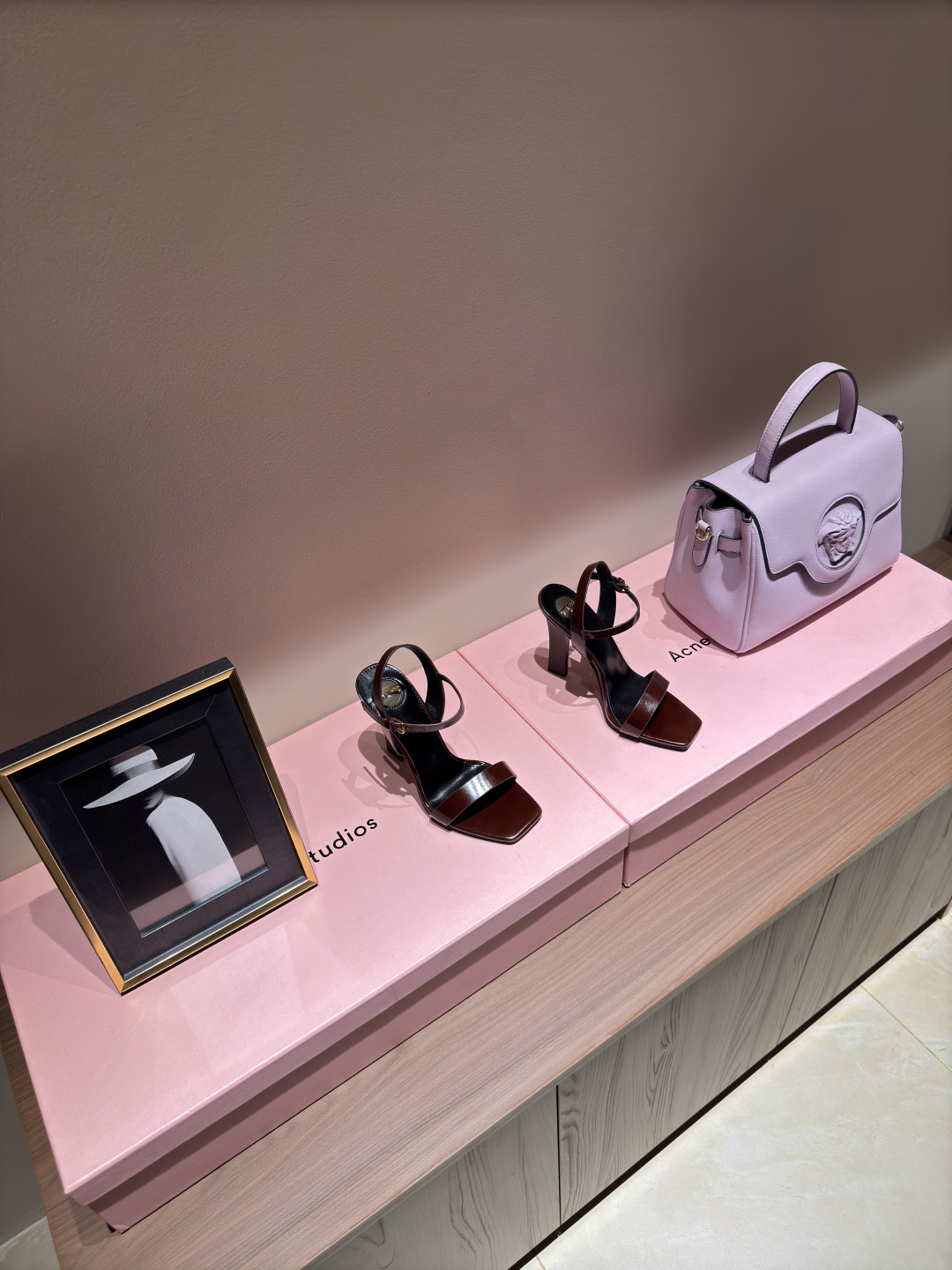 NO:264816,Top quality 2025 early spring new Saint Laurent / YSL Saint Laurent color block high heels sandals YSL sister's beautiful beauty high heels are the same Saint Laurent in the world Rose small square toe. The high heels are very good at modifying the foot shape, luxurious metal chains in recent years SLP is getting more and more understanding of women in high heels. I have turned to the embarrassing design impression of the waterproof platform style ysl beautiful heels fish mouth upper butter leather sole genuine leather outsole heel height about 10.5cm size 35-41 (34, 40, 41 customization without return or replacement, high heels, loro piano, saint laurent, saint laurent, saint laurent, saint laurent, saint laurent, sandals, high heels, Leather soles19860909顶级品质 2025早春新款Saint Laurent / YSL圣罗兰拼色高跟凉鞋 YSL姐姐的美丽尤物高跟鞋 又是人间圣罗兰 Rose同款的小方头 高跟鞋化很好修饰脚型,奢华金属链 这几年SLP是在高跟鞋越来越懂女人了摒奔了防水台款的尴尬设计印象ysl绝美坡跟鱼嘴 鞋面牛油皮 鞋底真皮大底 跟高约10.5cm 码数35-41（34、40、41定制不退不换,高跟鞋,loro piana,saint laurent,saint laurent,saint laurent,sandals,high heels,Leather soles,Women's Shoes