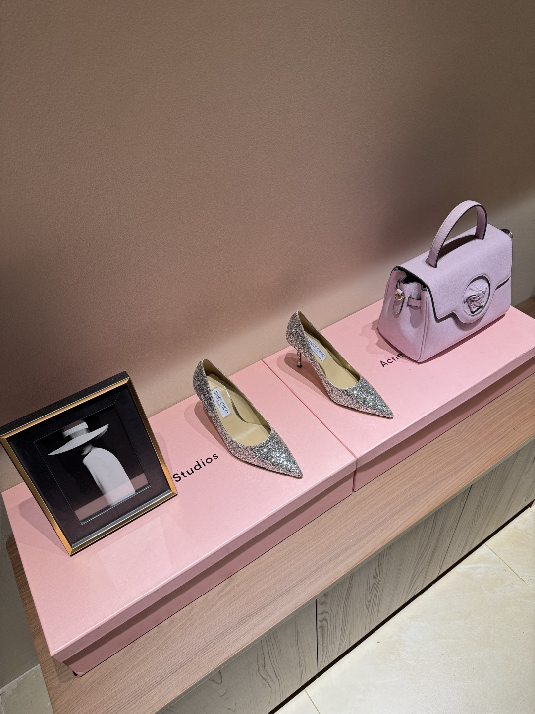 NO:264804,Jimmy Choo/Jimmy Zhou’s classic Greet shallow mouth high heels. The shoe shape is very delicate and will not be too narrow and long. The interior space is very sufficient to allow the toes to relax enough. The instep outlines the charming curve, which is simply beautiful. It surrounds the fairy spirit at 360 degrees, gorgeous and not exaggerated!  !  Cowhide upper, sheepskin inner footrest, heel height 7cm/9cm Size35-39 (34/40 custom-made without return and exchange), single shoes, jimmy choo, jimmy choo, high heels, cowhide, sheepskin19860909Jimmy Choo/吉米周经典格力特浅口高跟鞋 鞋型做的非常秀气 不会过分窄长 内部空间很足 让脚趾能足够的放松 脚背勾勒迷人的弧度 简直美爆了 360度环绕仙气感 华丽又不浮夸！！ 牛皮鞋面,羊皮内里垫脚 跟高7cm/9cm Size35-39（34/40定制不退换）,单鞋,jimmy choo,jimmy choo,high heels,cowhide,sheepskin,Women's Shoes