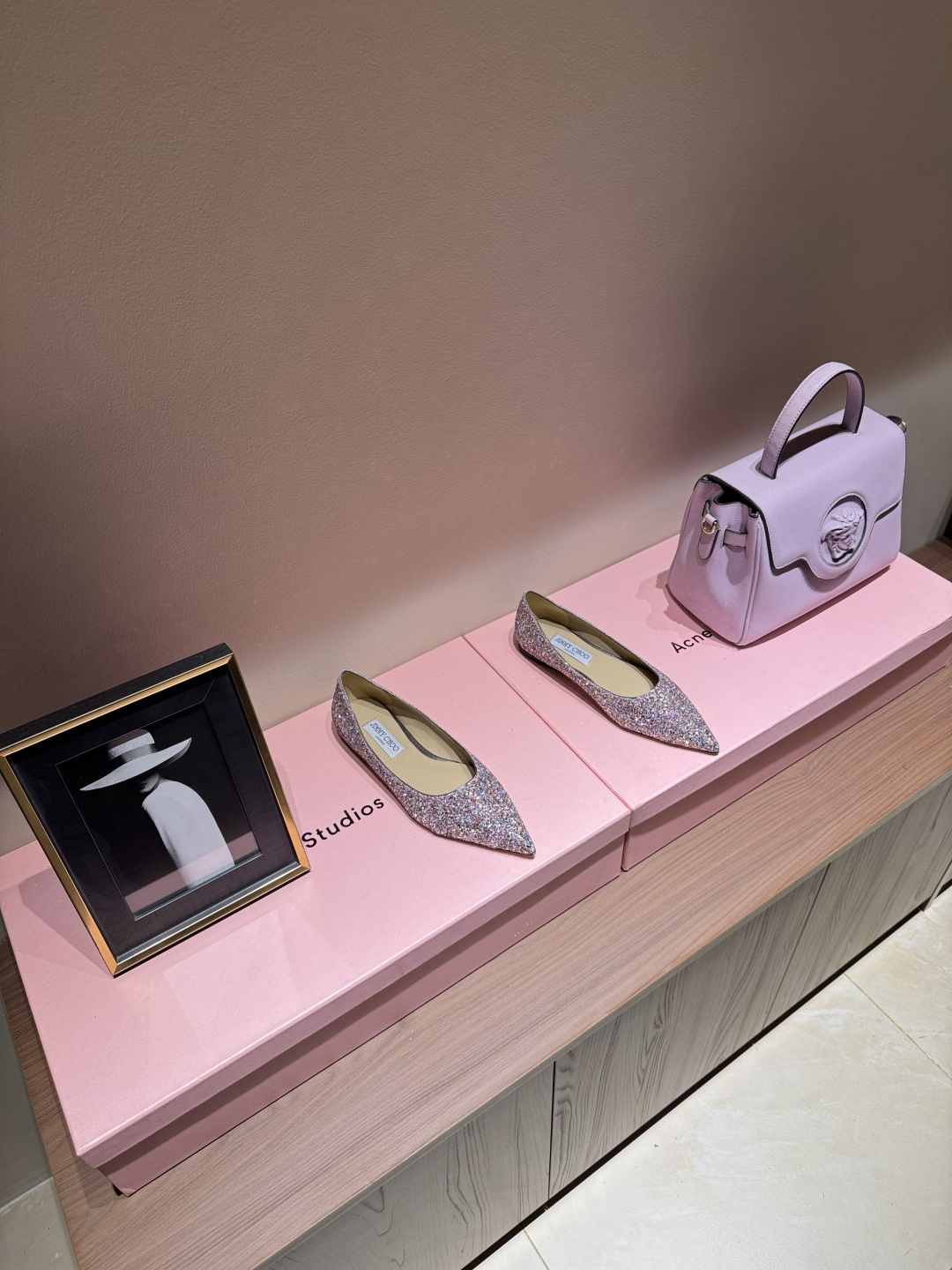 NO:264807,Jimmy Choo/Jimmy Zhou’s classic Greet shallow mouth flat shoes. The shoe shape is very delicate and will not be too narrow and long. The interior space is very sufficient to allow the toes to relax enough. The instep outlines the charming curve, which is simply beautiful. It surrounds the fairy spirit at 360 degrees, gorgeous and not exaggerated!  !  Cowhide upper, sheepskin inner footrest, heel high flat sole Size35-39 (34/40 custom-made without return and exchange), single shoes, jimmy choo, jimmy choo, flats, cowhide, sheepskin19860909Jimmy Choo/吉米周经典格力特浅口平底鞋 鞋型做的非常秀气 不会过分窄长 内部空间很足 让脚趾能足够的放松 脚背勾勒迷人的弧度 简直美爆了 360度环绕仙气感 华丽又不浮夸！！ 牛皮鞋面,羊皮内里垫脚 跟高平底 Size35-39（34/40定制不退换）,单鞋,jimmy choo,jimmy choo,flats,cowhide,sheepskin,Women's Shoes