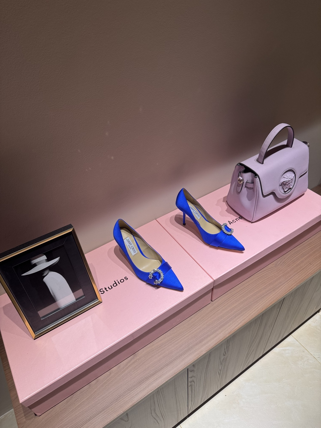 NO:264801,Jimmy Choo/Jimmy Zhou's classic diamond buckle shallow-mouthed high heels. The shoe shape is very delicate and will not be too narrow and long. The interior space is very sufficient to allow the toes to relax enough. The instep outlines the charming curve. It is simply beautiful. It surrounds the fairy spirit with 360 degrees, gorgeous and not exaggerated!  !  Cowhide upper, sheepskin inner footrest, heel height 7cm/9cm Size35-39 (34/40 custom-made non-return and exchange), single shoes, jimmy choo, jimmy choo, high heels, cowhide, sheepskin19860909Jimmy Choo/吉米周经典钻扣浅口高跟鞋 鞋型做的非常秀气 不会过分窄长 内部空间很足 让脚趾能足够的放松 脚背勾勒迷人的弧度 简直美爆了 360度环绕仙气感 华丽又不浮夸！！ 牛皮鞋面,羊皮内里垫脚 跟高7cm/9cm Size35-39（34/40定制不退换）,单鞋,jimmy choo,jimmy choo,high heels,cowhide,sheepskin,Women's Shoes