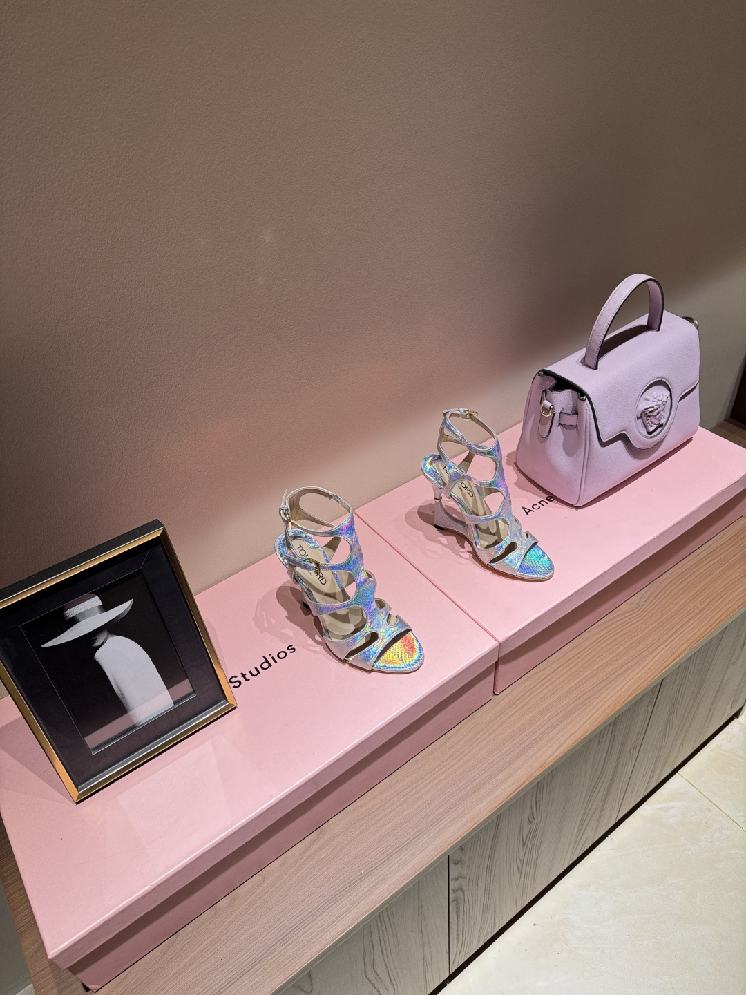 NO:264777,The highest version TOM FORD Padlock Tom Ford 25vs spring and summer new metal heel heel fashion high heel sandal series... Authentic purchase, heavy-duty opening, pure alloy metal heel, different from the previous generation, top-notch texture, TOM FORD's 