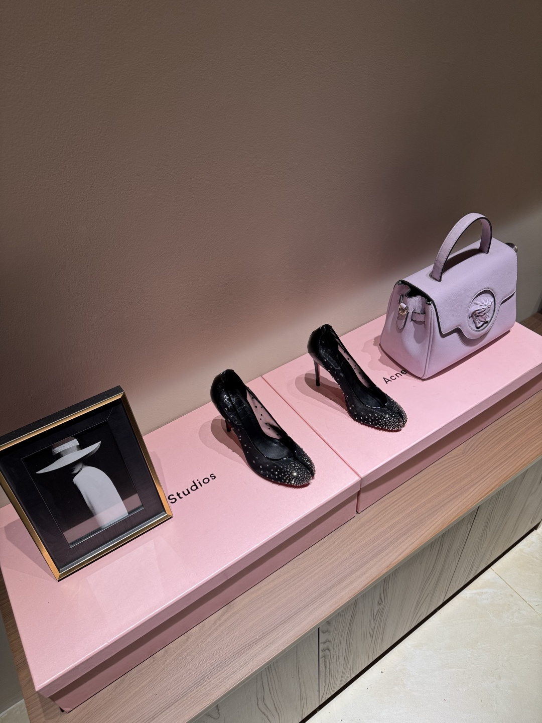 NO:264775,Christian Louboutin CL Majira co-branded red-soled shoes‖ Global limited edition!  Blessings from Las Vegas are inspired by the colorful neons in Las Vegas. Handmade, exquisite craftsmanship collection-level works. Absolutely eye-catching existence. Transparent mesh hot various crystal diamonds. Suitable for all parties. Unbeaten classic. Full original one-to-one open mold customization. Fabric mesh hot diamonds. Imported soft sheepskin inner footbed. Extra sole original version consistent leather sole. Heel height 10.5cm. Color pink. Silver. Size 35-39 (40/41 custom made without return and exchange) standard code. Packaging with cloth bags, cards, high heels, christian louboutin, christian louboutin, masion margiela, high heels, sheepskin.19860909ChristianLouboutin路铂廷 CL马吉拉联名红底鞋‖ 全球限量！来自拉斯维加斯的祝福灵感来自拉斯维加斯的炫彩霓虹 手工制作,精致工艺收藏级作品 绝对吸睛的存在 透明网纱烫各种水晶钻 适合各种聚会 不败的经典 全原版一比一开模定制 面料网纱烫钻 内里进口柔软绵羊皮内里垫脚 大底原版一致真皮底 跟高10.5cm Color粉色 银色 Size 35-39（40/41定做不退换）标准码 包装配布袋、卡片,高跟鞋,christian louboutin,christian louboutin,masion margiela,high heels,sheepskin,Women's Shoes