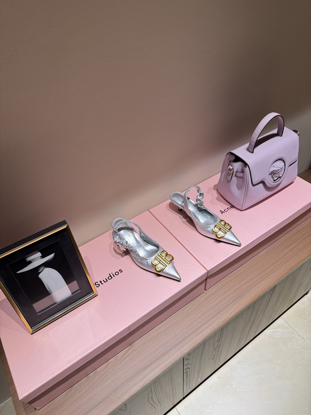 NO:264786,Balenciaga 25s spring and summer new style, double B-button pointed toe, sandals, single shoes, high heels. The high heels from Balenciaga are very good at grasping women's hearts!  It's so beautiful!  The feet are shining brightly!  And it's very versatile!  This year's new models start to appear in bright and bright colors!  I also hope that women are bright!  !  Imported butter leather, inner sheep li, outsole, imported from Italy, heel height 4.5cm Size#35-41 (40 41 custom made, non-return), high heels, balenciaga, balenciaga, sandals, high heels, Leather soles19860909Balenciaga 25s春夏新款 双B 扣尖头 凉鞋 单鞋 高跟鞋 巴黎世家出的高跟鞋都很会拿捏女人心！简直美呆了！ 上脚熠熠生辉！而且也很百搭！今年的新款开始出现明亮鲜艳的颜色！也希望女性都明媚！！ 材质进口牛油皮 内里羊里 大底意大利进口真皮大底 跟高4.5cm Size#35-41（40 41 订做不退换）,高跟鞋,balenciaga,balenciaga,sandals,high heels,Leather soles,Women's Shoes