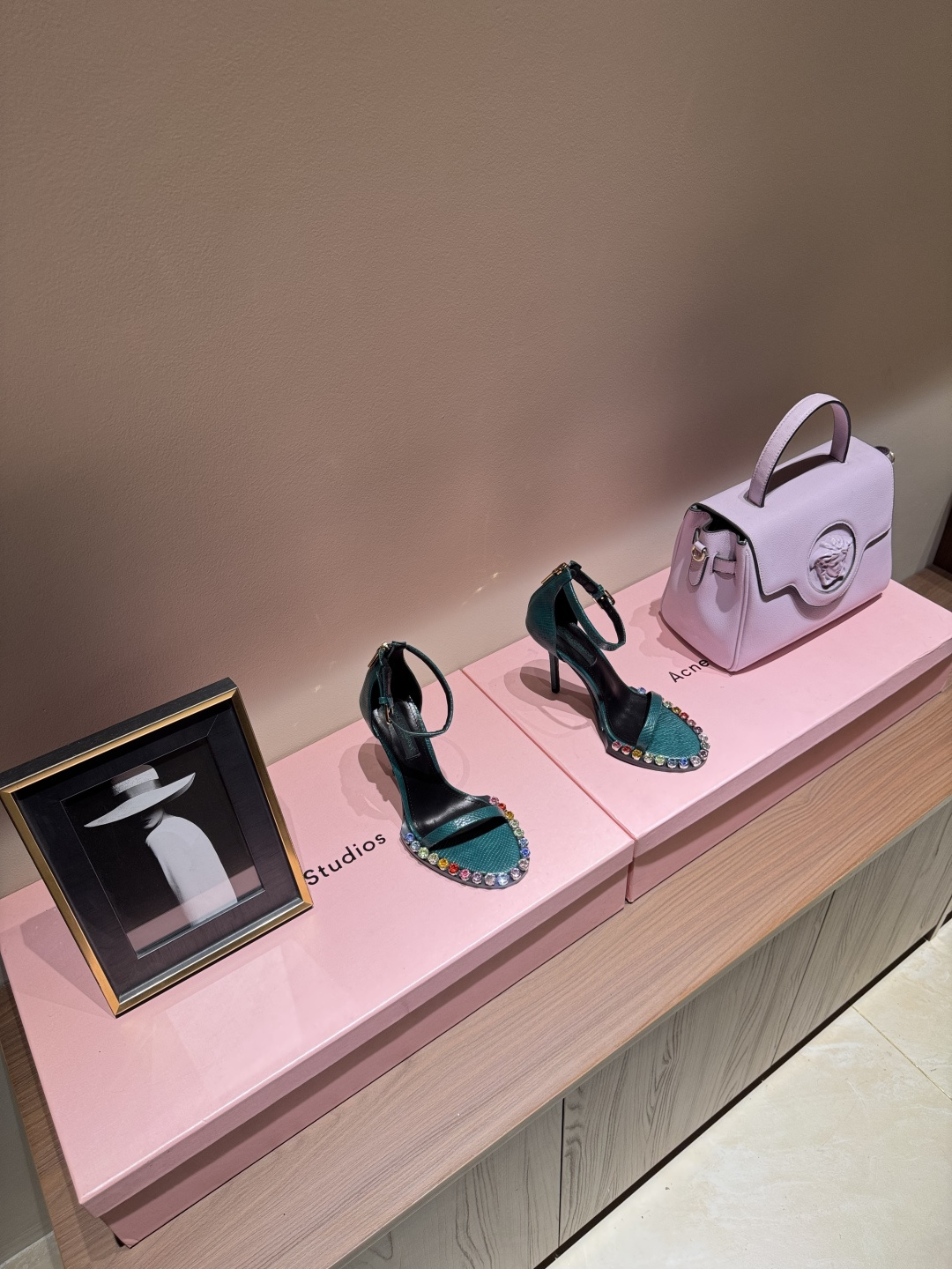 NO:264789,The highest version Dolce & Gabbana's beautiful glass crystal decorative diamond buckle Decorative high heels are fully firepowered and creative. Since Italian women pay special attention to clothing and accessories, the design styles of Dolce & Gabbana are quite gorgeous, from retro fur bags to various embroidered knee socks, all have a strong Dolce & Gabbana's design emphasizes the combination of emotions, tradition and culture. Grandmother's emerald green cowhide shoes, blesses the vivid dragonfly petals. The workmanship is super detailed, matched with rhinestone metal buckles. Although the design is simple, it makes people unable to take a look at the shoes. They are elegant and noble. Upper patent leather/cowhide inner sheepskin height 10cm sole rubber size 35-39 (ordered 40.41·42) Butterfly original custom  Dolce & Gabbana original one-to-one packaging, high heels, Dolce & Gabbana, Dolce & Gabbana, high heels, cowhide, sheepskin19860909最高版 杜嘉班纳Dolce&Gabbana绝美玻璃水晶装饰钻扣 装饰高跟鞋 火力全开、创意无限,由于意大利女性特别讲究穿着和饰品,所以Dolce&Gabbana的设计风格都相当华丽、小到皮草制的复古提包到各种绣满图案的及膝袜,都有极具浓厚的杜嘉班纳气息 杜嘉班纳的设计讲究情感、传统和文化的结合 祖母翡翠绿的牛皮鞋身,加持活灵活现的蜻蜓花瓣 做工是超级细致,搭配水钻的金属扣环,虽然设计简单,却让人对这双鞋移不开眼,优雅又高贵 鞋面漆皮/牛皮 内里羊皮 跟高10cm 鞋底橡胶 码数35-39（40.41·42订） 蝴蝶原版定制 杜嘉班纳原版一比一包装,高跟鞋,Dolce&Gabbana,Dolce&Gabbana,high heels,cowhide,sheepskin,Women's Shoes