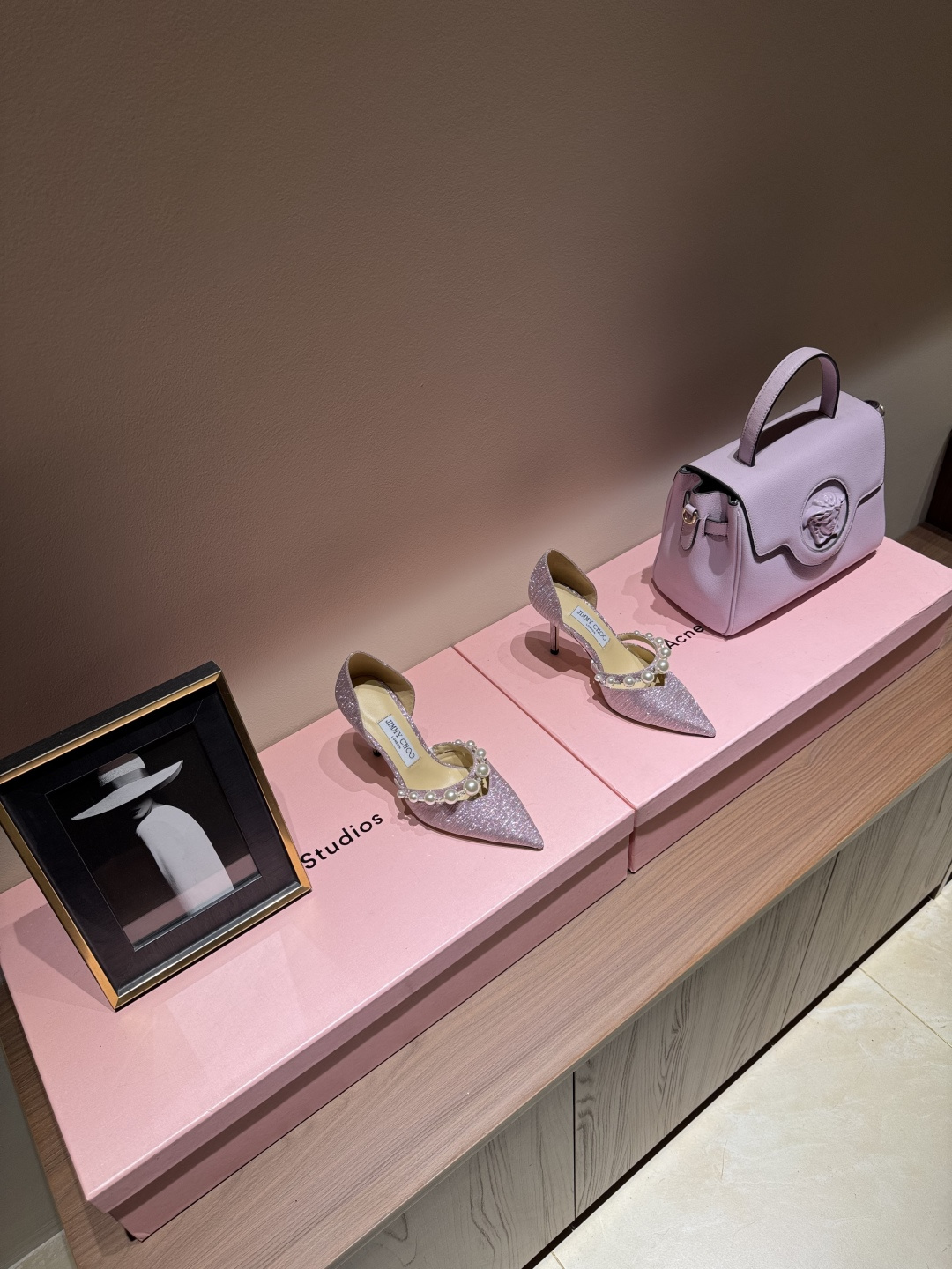 NO:264787,Jimmy Choo/Jimmy Zhou’s classic Greet light saliva rhinestone high heels. The shoe shape is very delicate and will not be too narrow and long. The interior space is very sufficient to allow the toes to relax enough. The instep outlines the charming curve. It is simply beautiful. It surrounds the fairy spirit with 360 degrees, gorgeous and not exaggerated!  !  Cowhide upper, sheepskin inner footrest, heel height 6.5/8.5 Size35-39 (34/40, 41 custom made without return) Order note heel height, high heels, high heels, jimmy choo, jimmy choo, high heels, cowhide, sheepskin19860909Jimmy Choo/吉米周经典格力特浅口水钻高跟鞋 鞋型做的非常秀气 不会过分窄长 内部空间很足 让脚趾能足够的放松 脚背勾勒迷人的弧度 简直美爆了 360度环绕仙气感 华丽又不浮夸！！ 牛皮鞋面,羊皮内里垫脚 跟高6.5/8.5 Size35-39（34/40、41定制不退换） 下单备注跟高,高跟鞋,jimmy choo,jimmy choo,high heels,cowhide,sheepskin,Women's Shoes