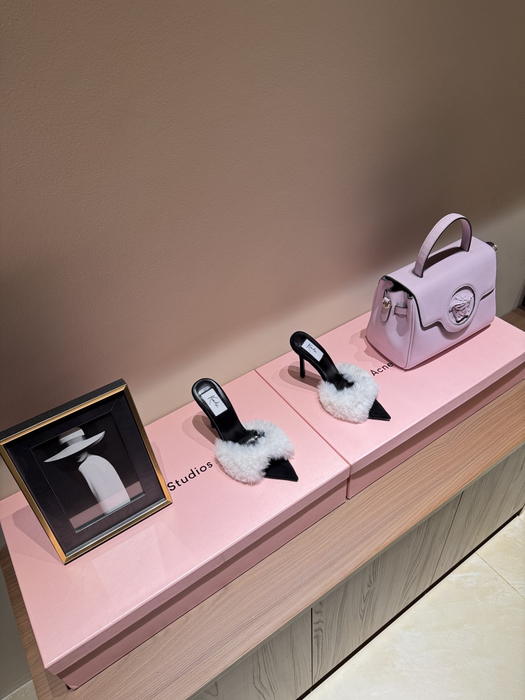 NO:616126,kandee niche high-heeled pointed-toe slippers high-heeled fur slippers kandee is a niche luxury brand from London, England. It specializes in high-heeled simple-style high heels. It is simple but still has a sense of design. It breaks the traditional gorgeous design and uses simple shoe shapes to perfectly bring out the beauty of the feet. It is sought after by major celebrity bloggers.  Kandee signed the famous singer Sabrina Carpenter as the brand image spokesperson. A pair of kandee shoes is essential for attending various public occasions. The well-known blogger Kardashian Khloekaerdashian has also worn different styles many times. It is sought after by the famous Korean singer Jennie, the well-known actor Millie, milliebobbybrown and many other stars and actors, and wears them when attending many important occasions. Original model opening, 1:1 restoration  ① Upper layer of cowhide/nubuck cowhide/leopard print horse hair ②Mixed sheepskin lining ③Outsole of genuine leather imported from Italy ④Heel height 9cm ⑤Size 35-42 (customized 40-42 non-refundable), high heels and slippers, loewe, high heels, slippers, cowhide, sheepskin, Leather soles19860909kandee小众高跟尖头拖鞋高跟毛拖 kandee是来自英国伦敦的小众轻奢品牌,主打高跟简约风高跟鞋,简约但不失设计感,打破传统的华丽设计,利用简单的鞋型完美衬托出足部美感,被各大明星博主追捧. kandee签约著名歌手匠妹Sabrinacarpenter为品牌形象代言人,出席各种公共场合必不可少一双kandeeshoes,知名博主卡戴珊·khloekaerdashian也多次上脚不同款式,被韩国著名歌手jennie、知名演员millie小11milliebobbybrown等多名明星演员追捧,在诸多重要场合出席时穿搭. 原版开模,1:1还原 ①鞋面头层牛皮/磨砂牛皮/豹纹马毛 ②内里混种羊皮 ③大底意大利进口真皮大底 ④跟高9cm ⑤尺码35-42（40-42定制不退换）,高跟鞋拖鞋,loewe,high heels,slippers,cowhide,sheepskin,Leather soles,Women's Shoes