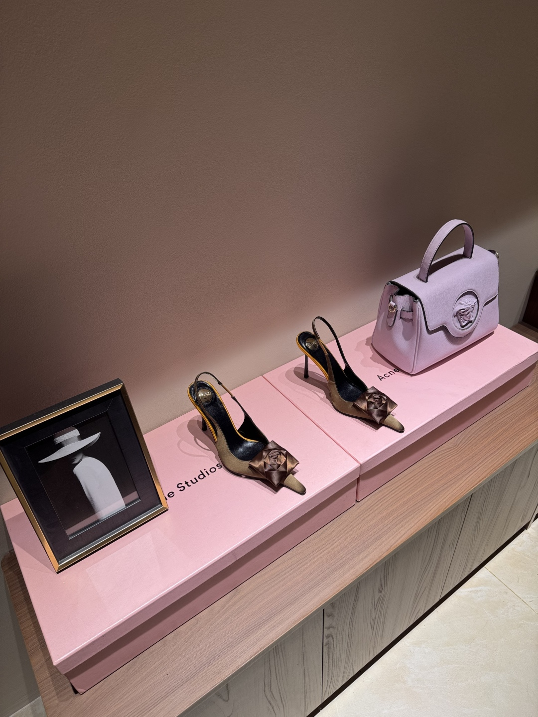 NO:264791,Saint Laurent | Beautiful high heels 25 spring style Who can refuse ysl high heels? It is known as the magic of men's death. You deserve it. Fabric, silk, inner, sheepskin, sole, cowhide, elegant style, create a different feeling, heel height 9.5 cm, counter packaging, simple and elegant style!  size. ｜35-39 (40 41 42 customized), high heels, saint laurent, saint laurent, high heels, cowhide, sheepskin, real silk19860909圣罗兰 |绝美高跟  25春款 谁能拒绝ysl高跟鞋,号称斩男神奇,你值得拥有  面料 真丝  内里 羊皮 鞋底 牛皮 优雅风格 创造不一样的感觉 跟高 9.5 cm 专柜包装 简约气质款式！ size. ｜35-39（40 41 42 定制）,高跟鞋,saint laurent,saint laurent,high heels,cowhide,sheepskin,real silk,Women's Shoes