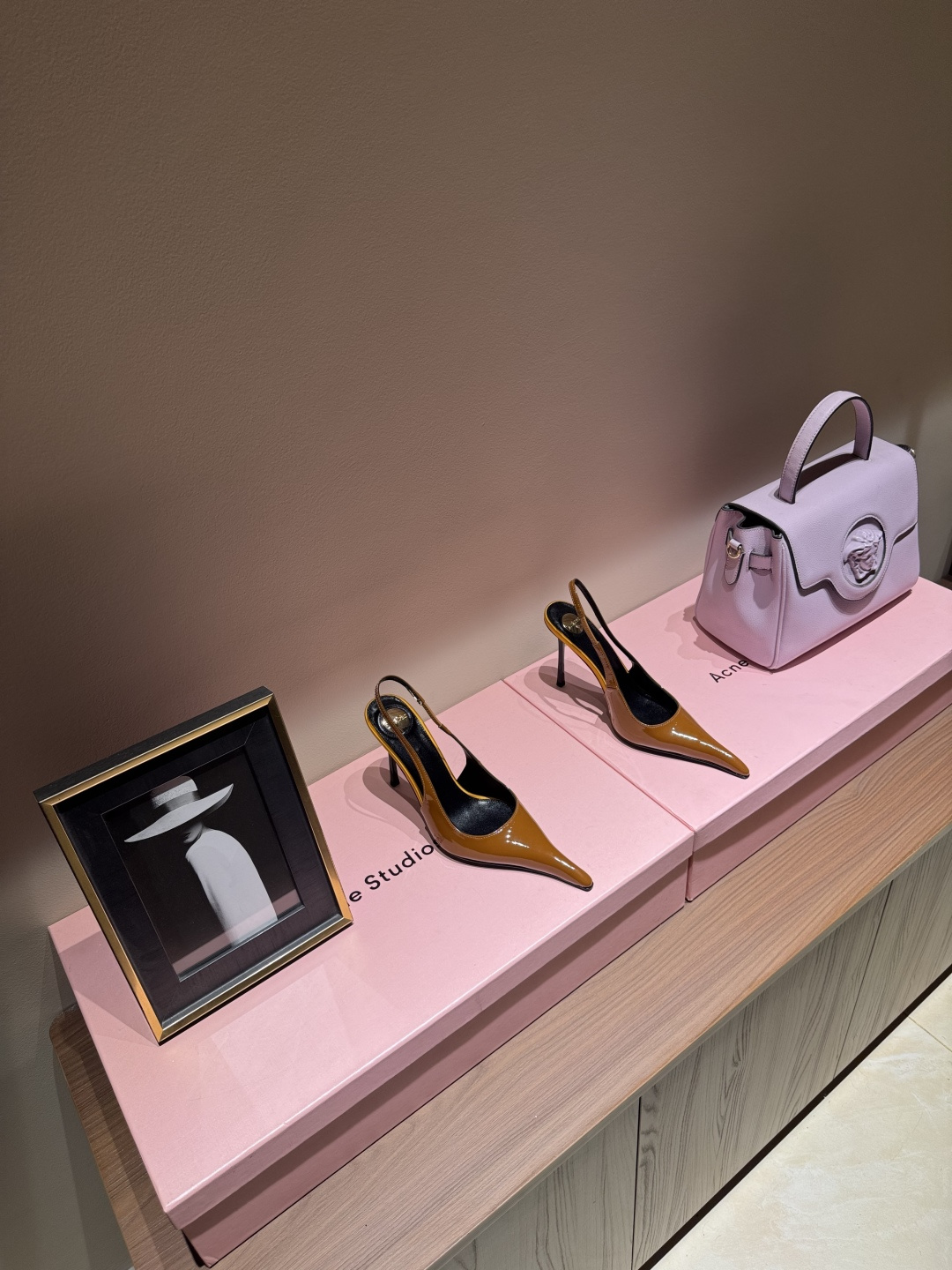 NO:264790,Saint Laurent | Beautiful high heels 25 spring style Who can refuse ysl high heels? It is known as the magic of men's death. You deserve to have fabric patent leather inner sheepskin sole cowhide elegant style to create a different feeling Heel height 9.5 cm counter packaging Simple and elegant style!  size. ｜35-39 (40 41 42 customized), high heels, saint laurent, saint laurent, high heels, cowhide, sheepskin19860909圣罗兰 |绝美高跟  25春款 谁能拒绝ysl高跟鞋,号称斩男神奇,你值得拥有  面料 漆皮 内里 羊皮 鞋底 牛皮 优雅风格 创造不一样的感觉 跟高 9.5 cm 专柜包装 简约气质款式！ size. ｜35-39（40 41 42 定制）,高跟鞋,saint laurent,saint laurent,high heels,cowhide,sheepskin,Women's Shoes