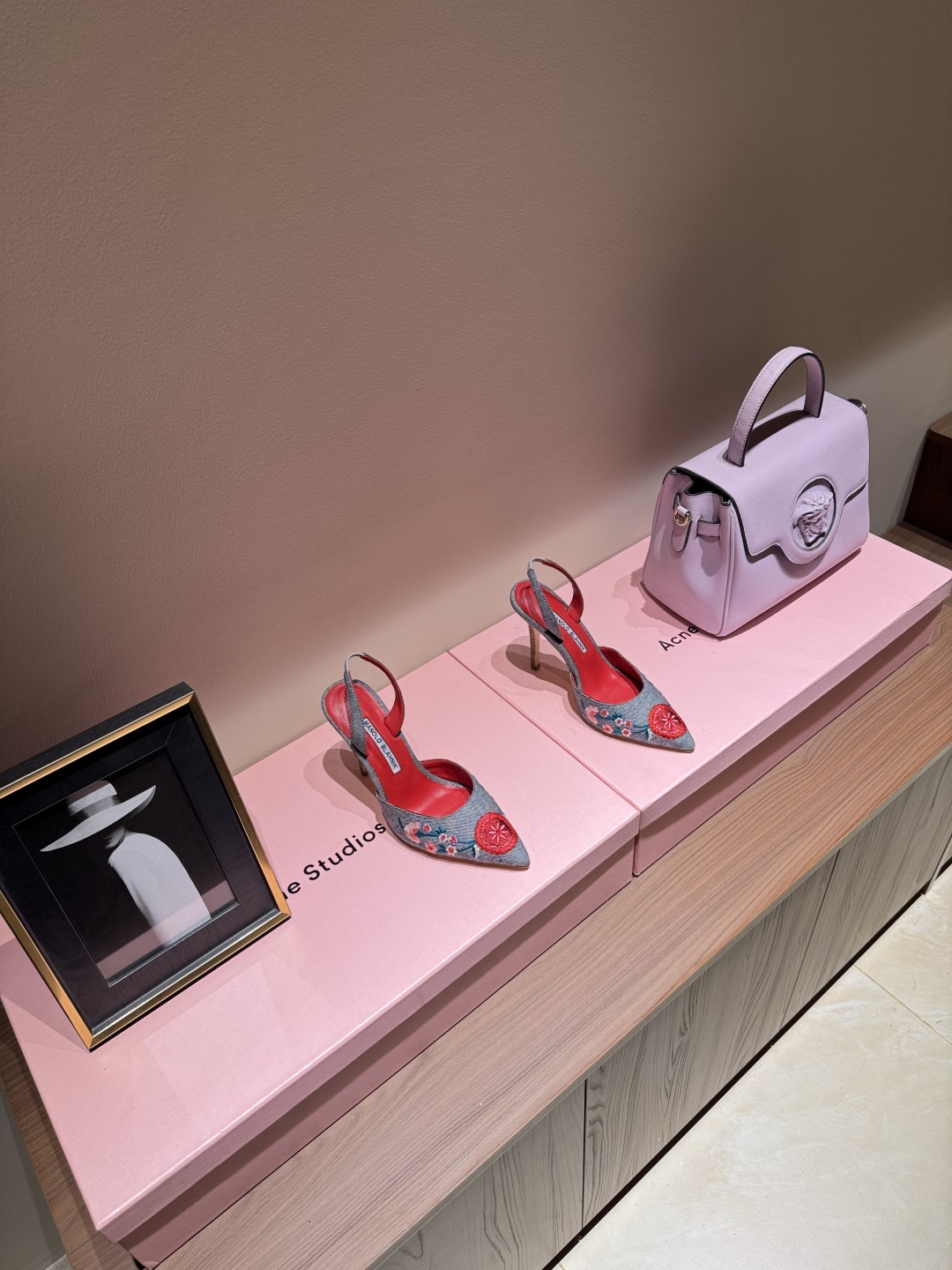 Manolo Blahnik’s Hand-Sewn Flower Embroidery Cowboy Heel Sandals: High-Class Italian Design. - 图片 2