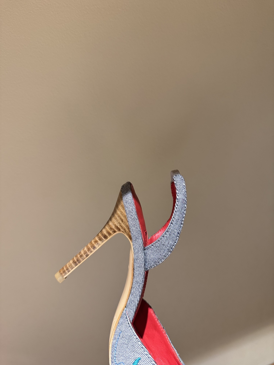 Manolo Blahnik’s Hand-Sewn Flower Embroidery Cowboy Heel Sandals: High-Class Italian Design. - 图片 8