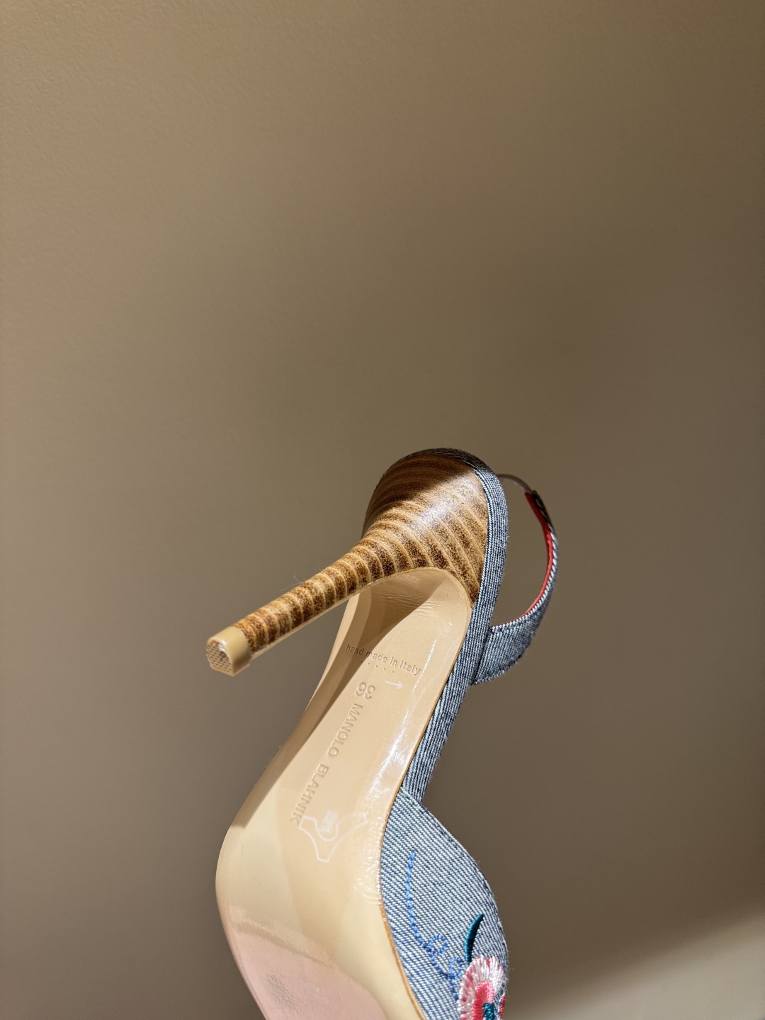 Manolo Blahnik’s Hand-Sewn Flower Embroidery Cowboy Heel Sandals: High-Class Italian Design. - 图片 9