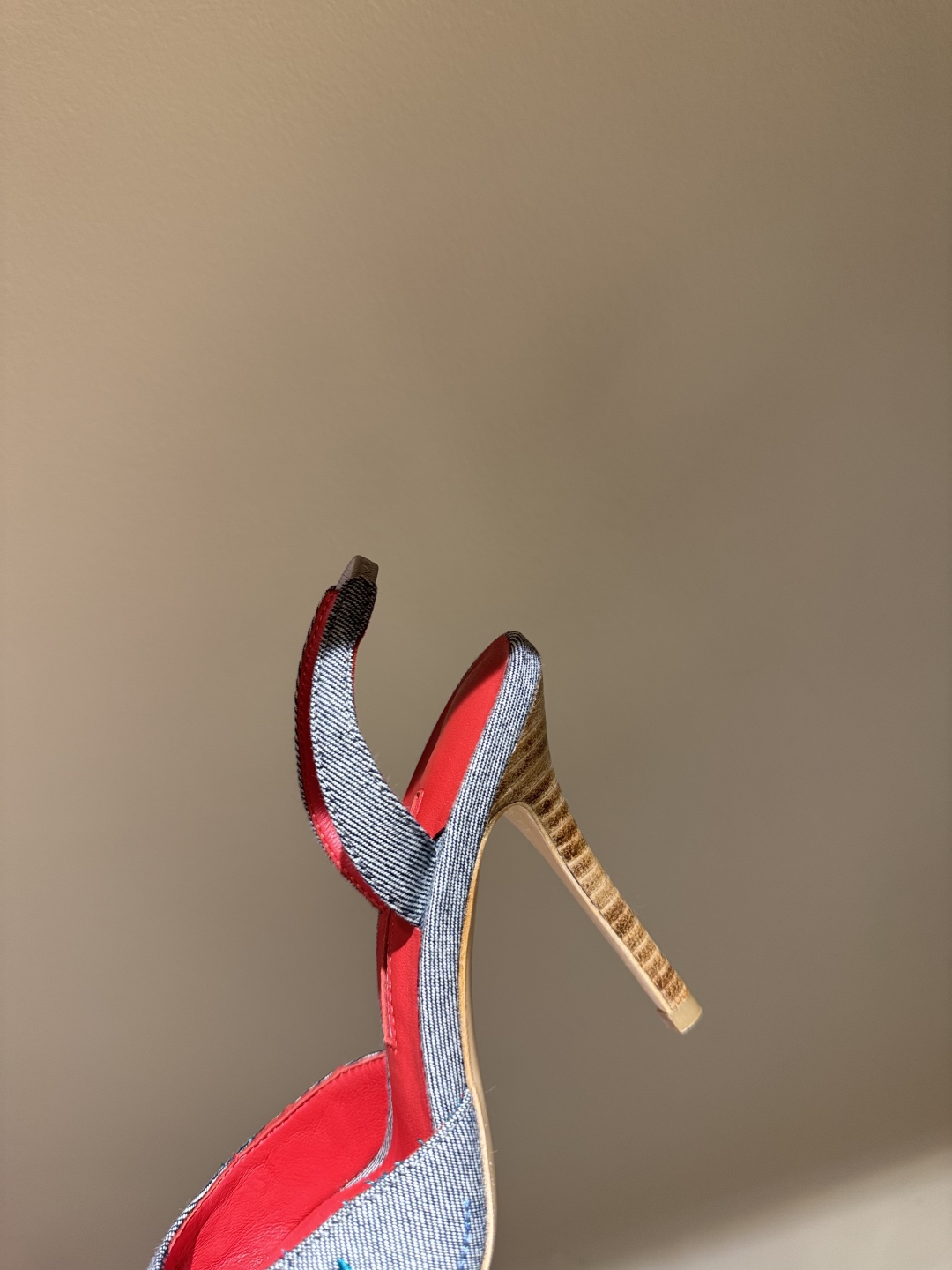Manolo Blahnik’s Hand-Sewn Flower Embroidery Cowboy Heel Sandals: High-Class Italian Design. - 图片 7