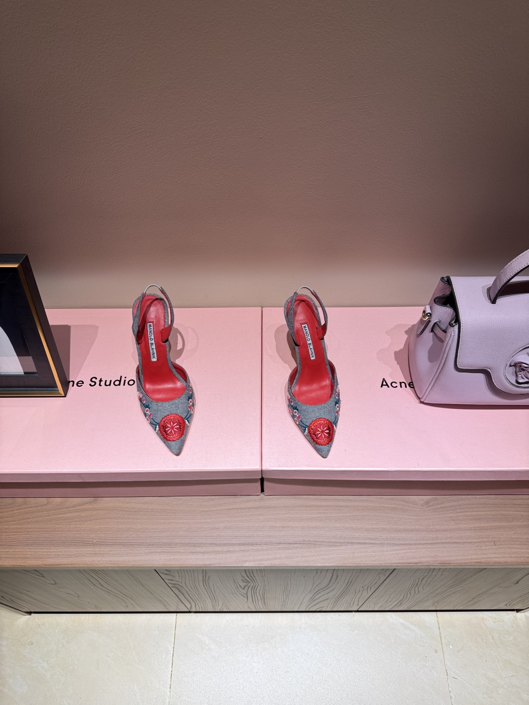 Manolo Blahnik’s Hand-Sewn Flower Embroidery Cowboy Heel Sandals: High-Class Italian Design. - 图片 3