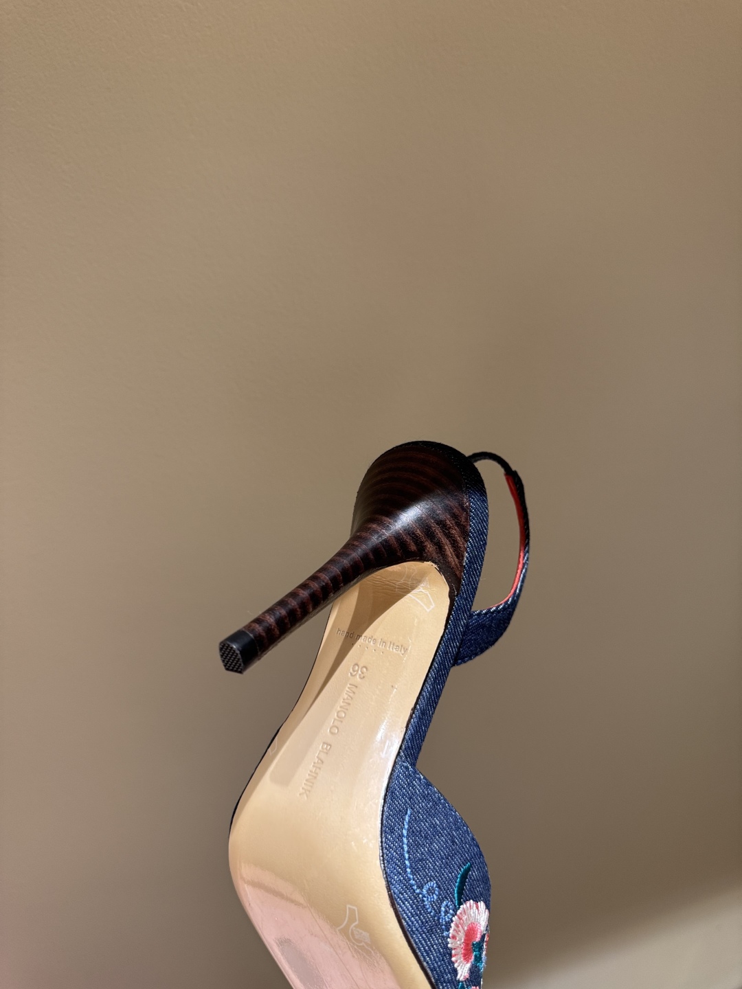 Manolo Blahnik’s Hand-Sewn Flower Embroidery Cowboy Heel Sandals in 25 New Colors - 图片 8