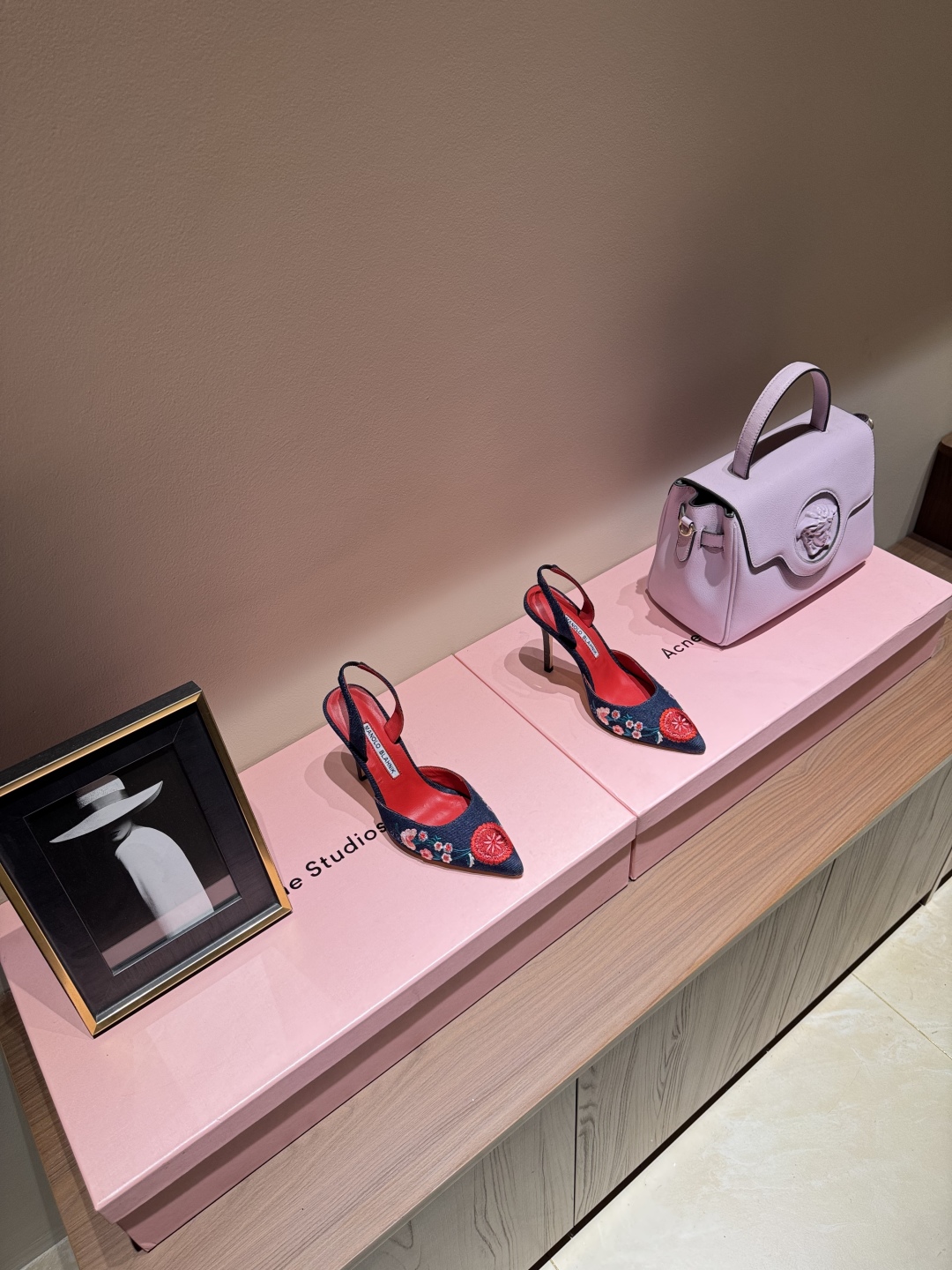 Manolo Blahnik’s Hand-Sewn Flower Embroidery Cowboy Heel Sandals in 25 New Colors - 图片 2