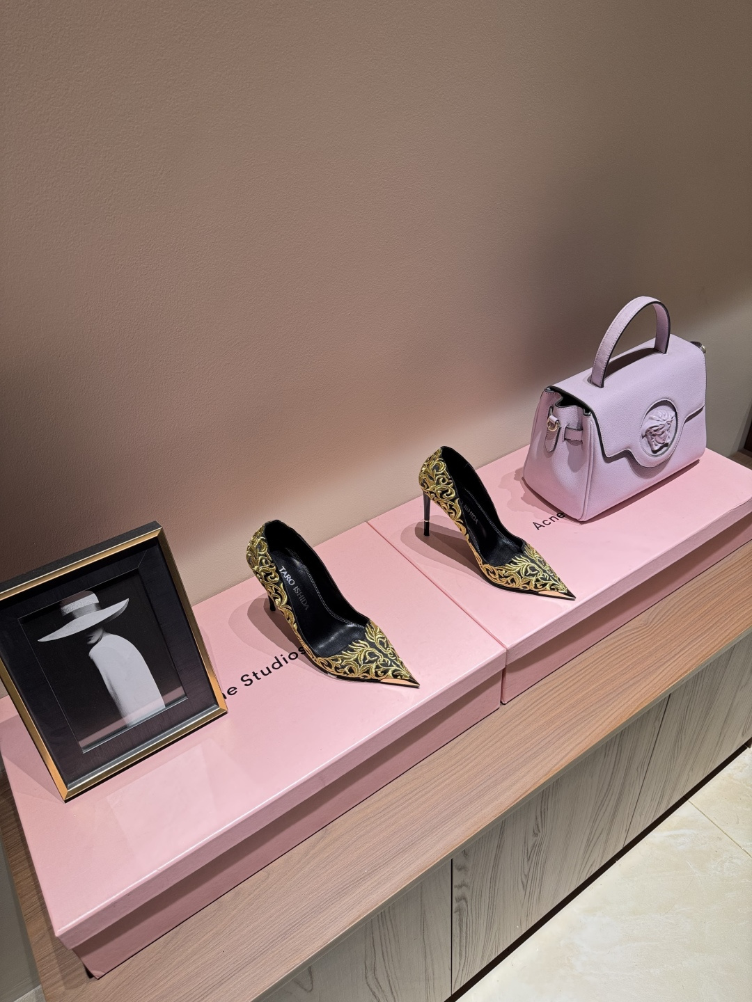 NO:264784,TARO ISHIDA black patent leather silver jewelry black agate, extremely slim high heels 11cm high-end brand founded in 2018. Designer TARO ISHIDA (Taro Ishida) was born in Amsterdam, grew up in Japan, lived in Milan, and worked in Tokyo. If the red-soled Christian Loubotin is the gold of shoes, then TARO ISHIDA is the diamond of shoes. This is not a high heel, this is a complete work of art. Black patent leather shoe body, black agate toe paired with silver metal carvings. Every curve of the shoes is just right. Pure hand-made customization. Such crafts are simply beautiful and cannot help themselves, and the craftsmanship is very impressive. Upper patent leather inner cowhide foot leather, footbed cowhide, outsole genuine leather, original packaging one to one, high heels, high  heels,cowhide,gold19860909TARO ISHIDA黑色漆皮银饰黑玛瑙 极细高跟鞋 11cm 创立于2018年的高跟鞋高端品牌 设计师TARO ISHIDA（石田太郎） 生于阿姆斯特丹,长于日本,居于米兰,工于东京.如果说红底Christian Loubotin是鞋之黄金 那么TARO ISHIDA就是鞋之钻石 这不是高跟鞋,这是妥妥的艺术品. 黑色漆皮鞋身,黑色玛瑙鞋头 搭配银色金属雕饰 鞋子的每一个弧度都恰到好处 纯手工定制 这样的工艺品简直美到无法自拔 不能自已,工艺感爆表. 鞋面漆皮 内里牛皮 垫脚牛皮 大底真皮 包装原版一比一,高跟鞋,high heels,cowhide,gold,Women's Shoes