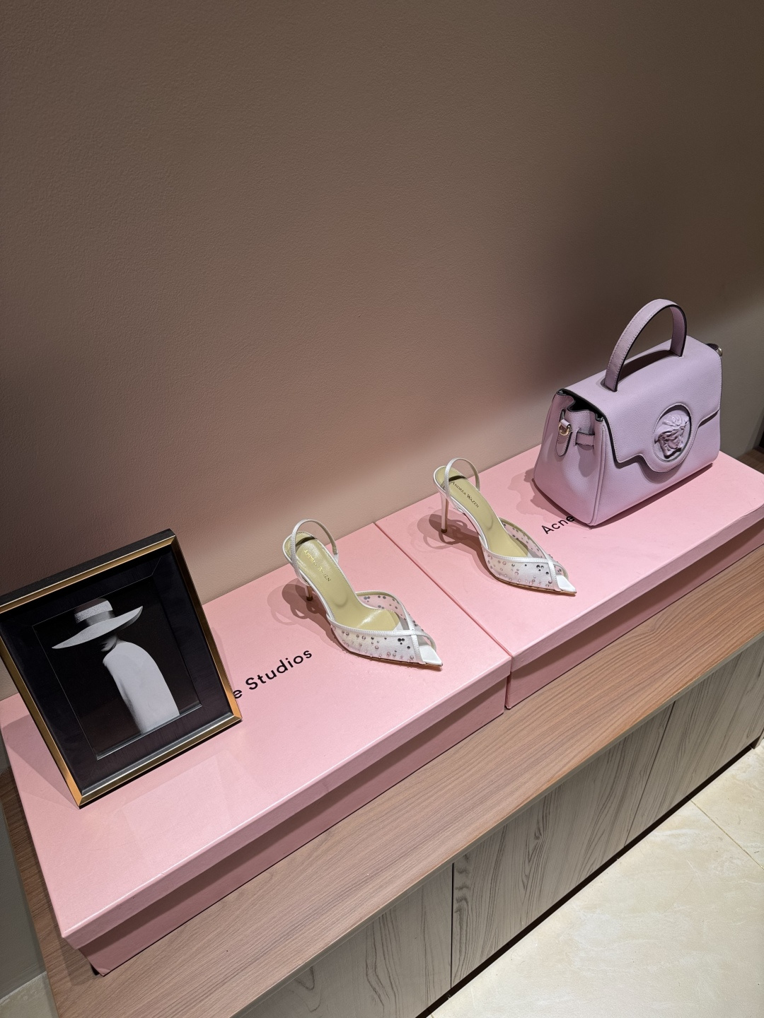 NO:261574,Andrea Wazen Fairy Edition Sandals, pure handmade lace folding technology, very beautiful, invincible on the feet. Fairy must-have imported silk   lace inner sheepskin sole cowhide outsole heel height 9.5 cm counter packaging size. ｜35-39 (40 41 42 customized), high heels sandals, sandals, high heels, cowhide, sheepskin, real silk19860909Andrea Wazen 仙女版凉鞋,纯手工蕾丝折叠工艺,非常的美,上脚无敌了.仙女必备 进口 真丝 蕾丝 内里 羊皮 鞋底 牛皮大底  跟高 9.5 cm 专柜包装 size. ｜35-39（40 41 42 定制）,高跟鞋凉鞋,sandals,high heels,cowhide,sheepskin,real silk,Women's Shoes