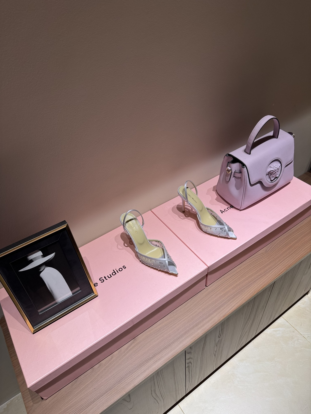 NO:261576,Andrea Wazen Fairy Edition Sandals, pure handmade lace folding technology, very beautiful, invincible on the feet. Fairy must-have imported silk   lace inner sheepskin sole cowhide outsole heel height 9.5 cm counter packaging size. ｜35-39 (40 41 42 customized), high heels sandals, sandals, high heels, cowhide, sheepskin, real silk19860909Andrea Wazen 仙女版凉鞋,纯手工蕾丝折叠工艺,非常的美,上脚无敌了.仙女必备 进口 真丝 蕾丝 内里 羊皮 鞋底 牛皮大底  跟高 9.5 cm 专柜包装 size. ｜35-39（40 41 42 定制）,高跟鞋凉鞋,sandals,high heels,cowhide,sheepskin,real silk,Women's Shoes