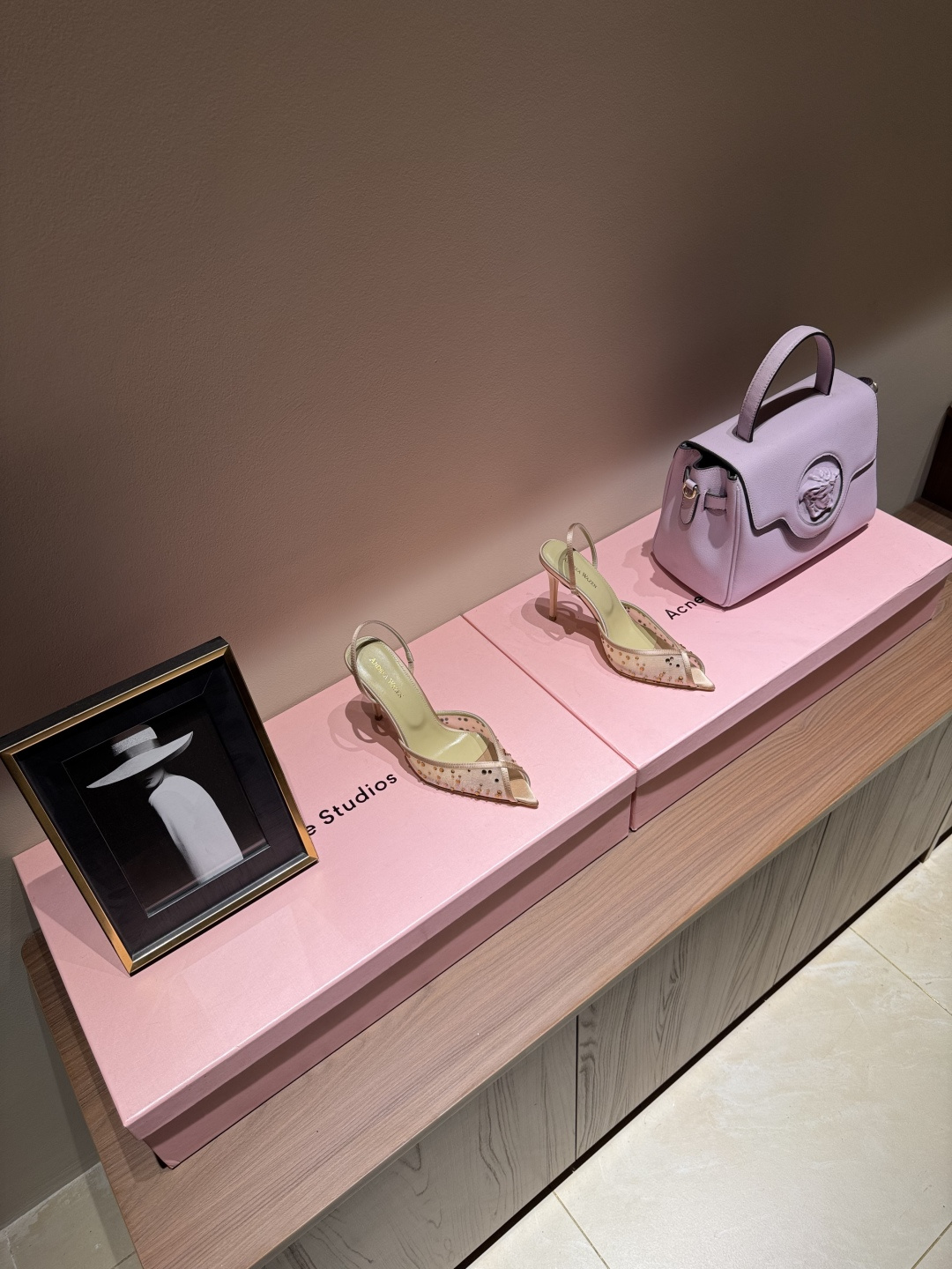 NO:261578,Andrea Wazen Fairy Edition Sandals, pure handmade lace folding technology, very beautiful, invincible on the feet. Fairy must-have imported silk   lace inner sheepskin sole cowhide outsole heel height 9.5 cm counter packaging size. ｜35-39 (40 41 42 customized), high heels sandals, sandals, high heels, cowhide, sheepskin, real silk19860909Andrea Wazen 仙女版凉鞋,纯手工蕾丝折叠工艺,非常的美,上脚无敌了.仙女必备 进口 真丝 蕾丝 内里 羊皮 鞋底 牛皮大底  跟高 9.5 cm 专柜包装 size. ｜35-39（40 41 42 定制）,高跟鞋凉鞋,sandals,high heels,cowhide,sheepskin,real silk,Women's Shoes