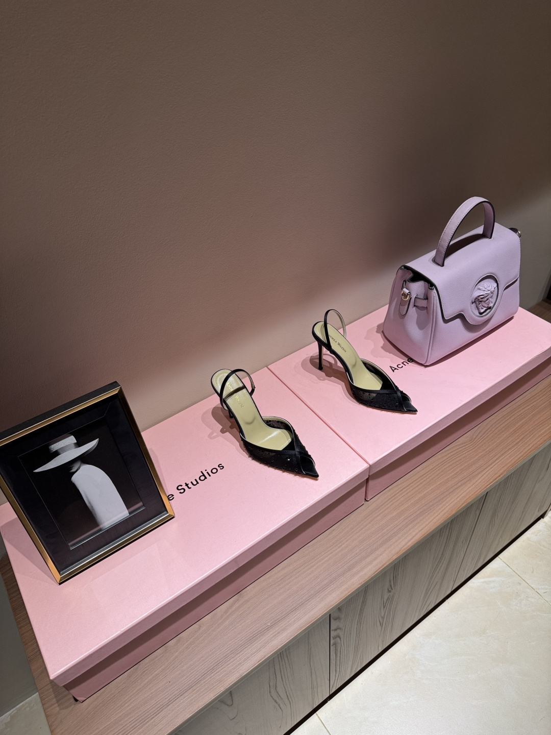 NO:261580,Andrea Wazen Fairy Edition Sandals, pure handmade lace folding technology, very beautiful, invincible on the feet. Fairy must-have imported silk   lace inner sheepskin sole cowhide outsole heel height 9.5 cm counter packaging size. ｜35-39 (40 41 42 customized), high heels sandals, sandals, high heels, cowhide, sheepskin, real silk19860909Andrea Wazen 仙女版凉鞋,纯手工蕾丝折叠工艺,非常的美,上脚无敌了.仙女必备 进口 真丝 蕾丝 内里 羊皮 鞋底 牛皮大底  跟高 9.5 cm 专柜包装 size. ｜35-39（40 41 42 定制）,高跟鞋凉鞋,sandals,high heels,cowhide,sheepskin,real silk,Women's Shoes