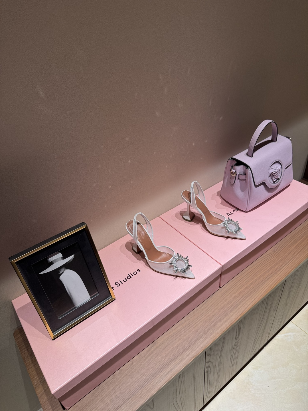 NO:261582,· 25FW Fashionable Model】 Patent leather/silk fabric, delicate and soft, as if wearing the romance of spring. The inner sheepskin is comfortable and breathable, and every step is like stepping on the clouds. Cowhide skin, original injection molding, texture and durability coexist. 9.5cm high heels, elegance and aura coexist, instantly lengthening the leg lines. Simple and elegant style, suitable for all occasions, making you the focus of the crowd!   Size 35-39 (40 41 42 customizable), high heels sandals, sandals, high heels, cowhide, sheepskin, real silk19860909· 25FW 走秀时尚款】 漆皮/真丝面料,细腻柔美,仿佛穿上了春天的浪漫.  内里羊皮,舒适透气,每一步都像踩在云端.  牛皮大底,原版注塑,质感与耐用并存.  9.5cm 高跟,优雅与气场并存,瞬间拉长腿部线条.  简约气质款式,适合各种场合,让你成为人群中的焦点！  尺码35-39（40 41 42 可定制）,高跟鞋凉鞋,sandals,high heels,cowhide,sheepskin,real silk,Women's Shoes