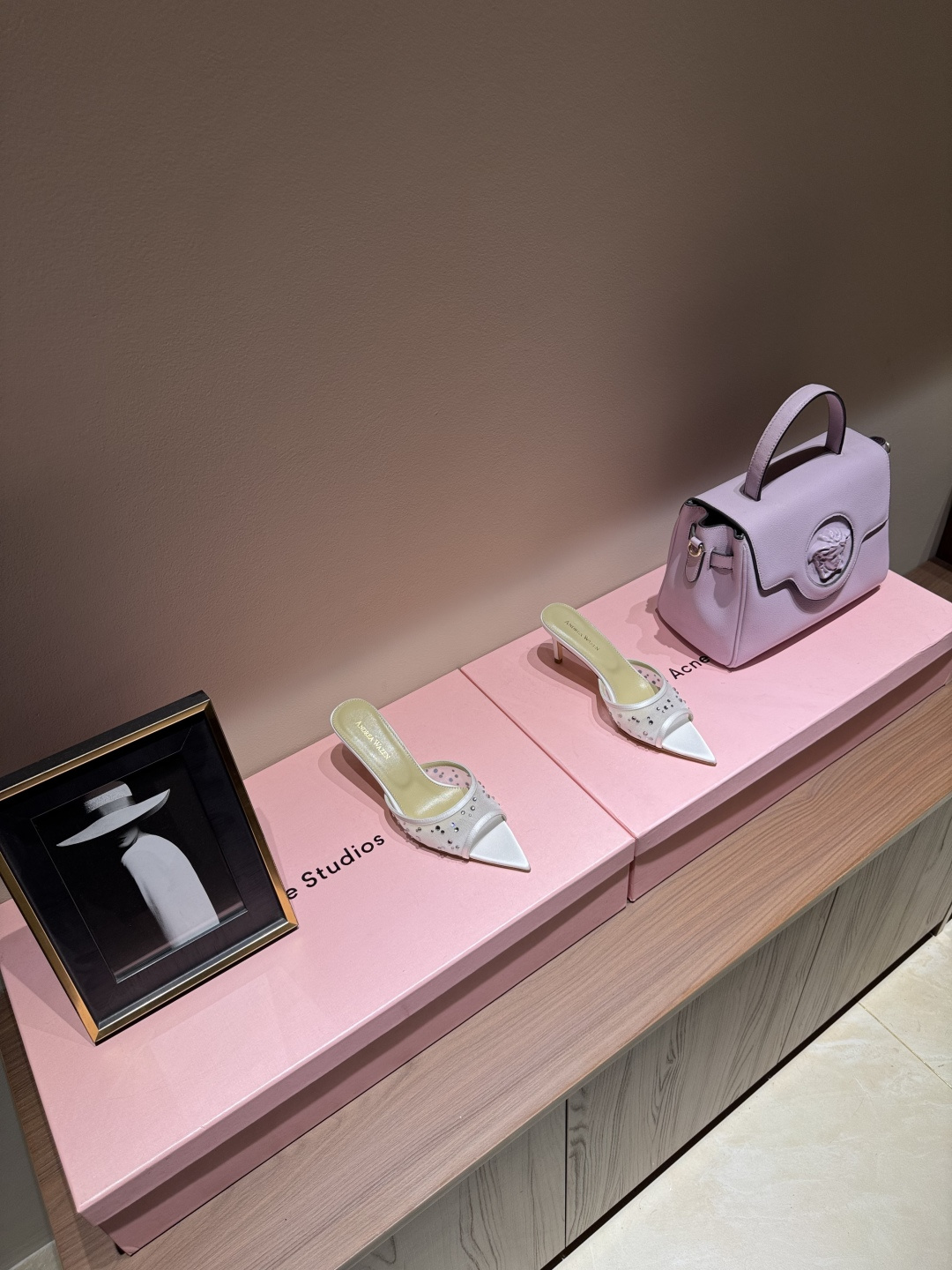 NO:261571,Andrea Wazen Fairy Edition Sandals, pure handmade lace folding technology, very beautiful, invincible on the feet. Fairy must have imported silk   lace inner sheepskin sole cowhide outsole heel height 9.5 cm counter packaging size. ｜35-39 (40 41 42 customized), high heels, high heels, slippers, cowhide, sheepskin, real silk19860909Andrea Wazen 仙女版凉拖鞋,纯手工蕾丝折叠工艺,非常的美,上脚无敌了.仙女必备 进口 真丝 蕾丝 内里 羊皮 鞋底 牛皮大底  跟高 9.5 cm 专柜包装 size. ｜35-39（40 41 42 定制）,高跟鞋,high heels,slippers,cowhide,sheepskin,real silk,Women's Shoes