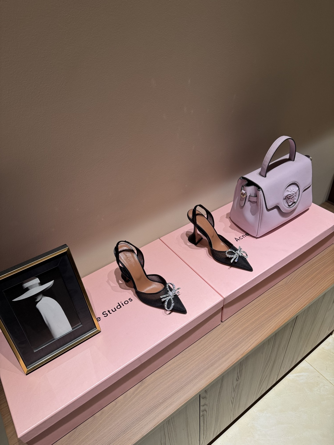 NO:261573,· 25FW Fashionable Model】 Patent leather/silk fabric, delicate and soft, as if wearing the romance of spring. The inner sheepskin is comfortable and breathable, and every step is like stepping on the clouds. Cowhide skin, original injection molding, texture and durability coexist. 9.5cm high heels, elegance and aura coexist, instantly lengthening the leg lines. Simple and elegant style, suitable for all occasions, making you the focus of the crowd!   Size 35-39 (40 41 42 customizable), high heels, high heels, cowhide, sheepskin, real silk19860909· 25FW 走秀时尚款】 漆皮/真丝面料,细腻柔美,仿佛穿上了春天的浪漫.  内里羊皮,舒适透气,每一步都像踩在云端.  牛皮大底,原版注塑,质感与耐用并存.  9.5cm 高跟,优雅与气场并存,瞬间拉长腿部线条.  简约气质款式,适合各种场合,让你成为人群中的焦点！  尺码35-39（40 41 42 可定制）,高跟鞋,high heels,cowhide,sheepskin,real silk,Women's Shoes