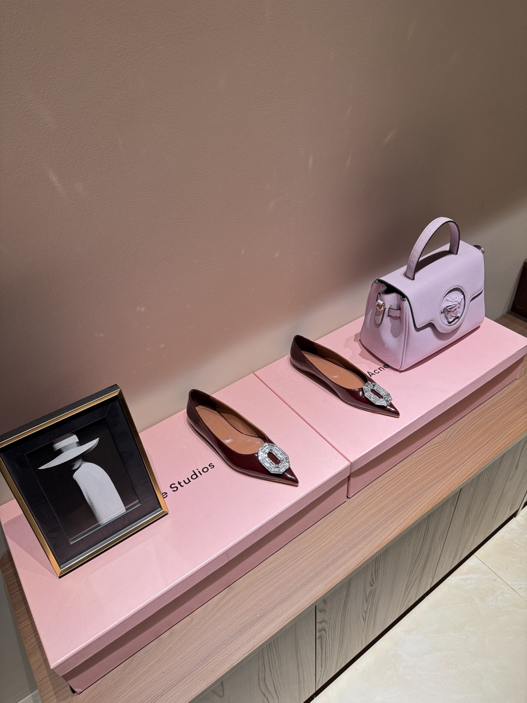 NO:261569,· 25FW Fashion Show Fashion] Flat shoes Patent leather/silk fabric, delicate and soft, as if wearing the romance of spring. Sheepskin inside, comfortable and breathable, every step is like stepping on the clouds. Cowhide skin, original injection molding, texture and durability coexist. 9.5cm high heels, elegance and aura coexist, instantly lengthening the leg lines. Simple and elegant style, suitable for all occasions, making you the focus of the crowd!   Size 35-39 (40 41 42 customizable), single shoes, flats, cowhide, sheepskin, real silk19860909· 25FW 走秀时尚款】平底鞋 漆皮/真丝面料,细腻柔美,仿佛穿上了春天的浪漫.  内里羊皮,舒适透气,每一步都像踩在云端.  牛皮大底,原版注塑,质感与耐用并存.  9.5cm 高跟,优雅与气场并存,瞬间拉长腿部线条.  简约气质款式,适合各种场合,让你成为人群中的焦点！  尺码35-39（40 41 42 可定制）,单鞋,flats,cowhide,sheepskin,real silk,Women's Shoes