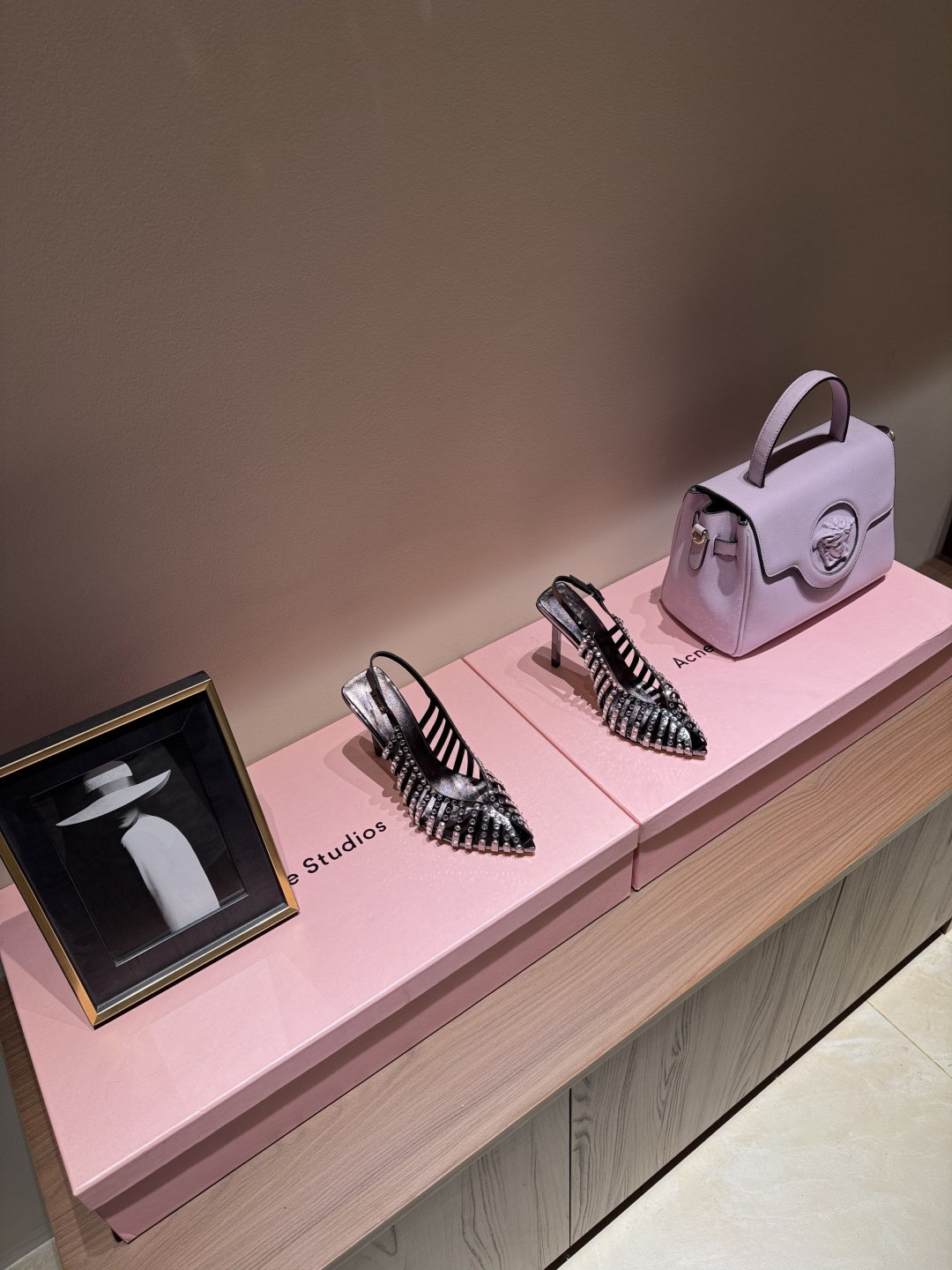 NO:261568,LeSilla's beautiful laser hot diamond three-dimensional cutting high heel sandals was founded in 1994 by the founder Enio Silla. He is passionate about designing and producing shoes, combining the designer's ingenuity with the exquisite skills of craftsmen to give high heels a unique beauty and feminine charm. Design style LeSilla high heels focus on details and presentation of female body. Through careful tailoring and curved design, the shoes are ensured to fit the foot better and provide a comfortable wearing experience. Fabric patent leather, inner lining original sheepskin heel height 10cm, original leather sole, size 35-42 (customized by 40, 41, 42), sandals, sandals, high heels, sheepskin19860909LeSilla绝美激光烫钻立体裁剪高跟凉鞋 成立于1994年,由创始人Enio Silla创立.他对设计和生产鞋子充满热情,将设计师的巧思与工匠的精湛技艺相结合,赋予高跟鞋独特的美感和女性魅力 设计风格LeSilla高跟鞋注重细节和女性身体的呈现,通过精心的剪裁和曲线设计,确保鞋子更好地贴合脚型,提供舒适的穿着体验 面料漆皮 内里原版羊皮 跟高10cm 大底原版真皮底 码数35—42（40、41、42定制）,凉鞋,sandals,high heels,sheepskin,Women's Shoes