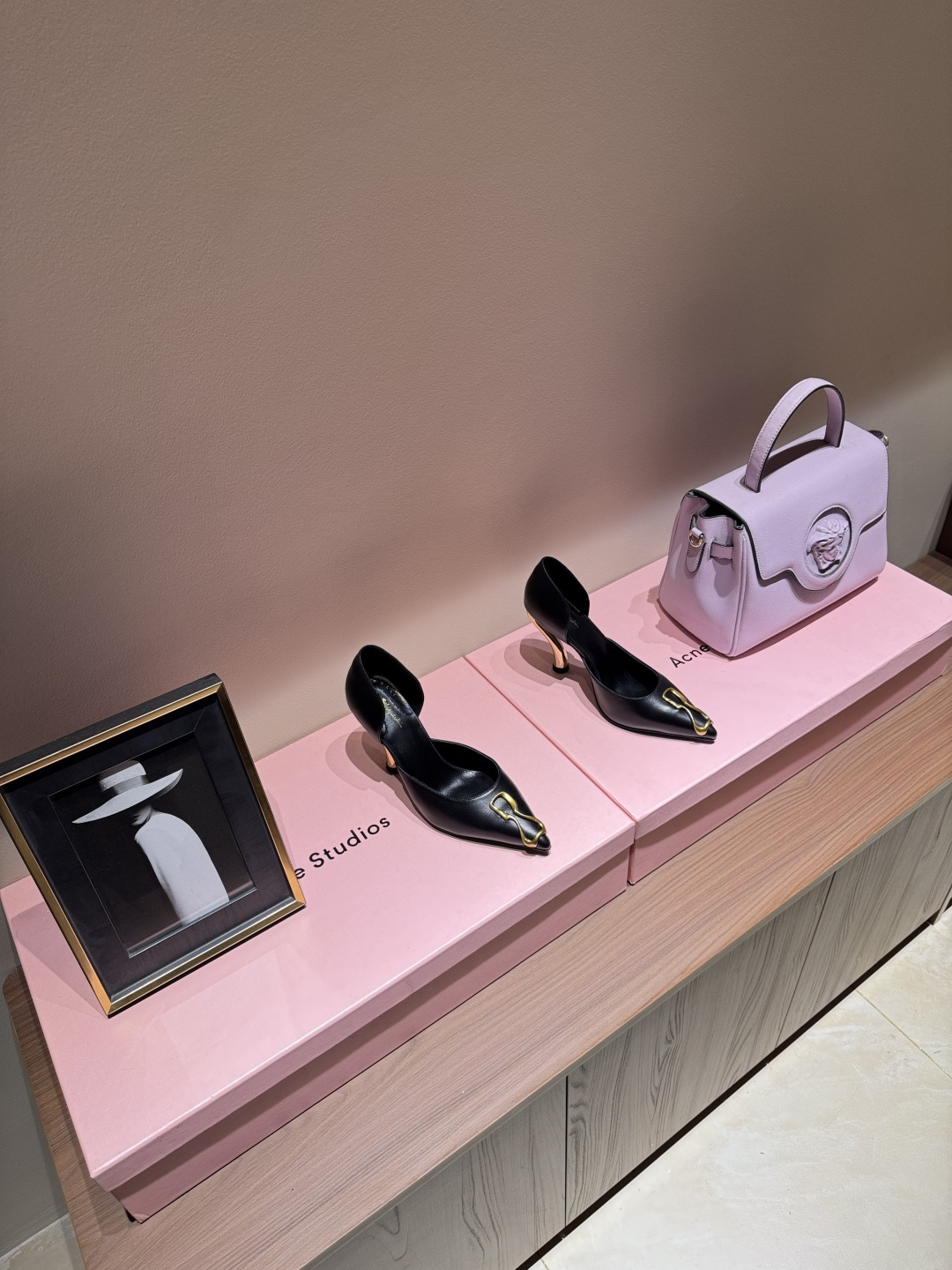 NO:264779,Elsa Schiaparelli, a design master who is forgotten by the public, Elsa Schiaparelli, Chanel's life rival, is a designer who is often described as a 