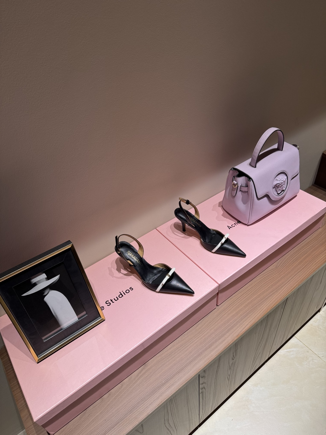 NO:264780,The highest version FERRAGAMO 25-year Ferragamo bow decorative pointed toe fashion high heels. The classic among the high-frequency exposure of FAM this issue is the classic. Custom imported calf patent leather. Imported inner sheepskin. Original non-slip sole. Heels. High flat sole. Size 35-39 (34.40.41. Customized for non-return and exchange) (full package), high heels, ferragamo, ferragamo, high heels, sheepskin.19860909最高版 FERRAGAMO 25年菲拉格慕蝴蝶结装饰尖头时装高跟鞋 FAM今期高频曝光的经典中的经典 鞋面定制进口小牛漆皮 内里进口绵羊皮 鞋底原版防滑大底 跟高平底 码数35-39（34.40.41定做不退换）（全套包装）,高跟鞋,ferragamo,ferragamo,high heels,sheepskin,Women's Shoes