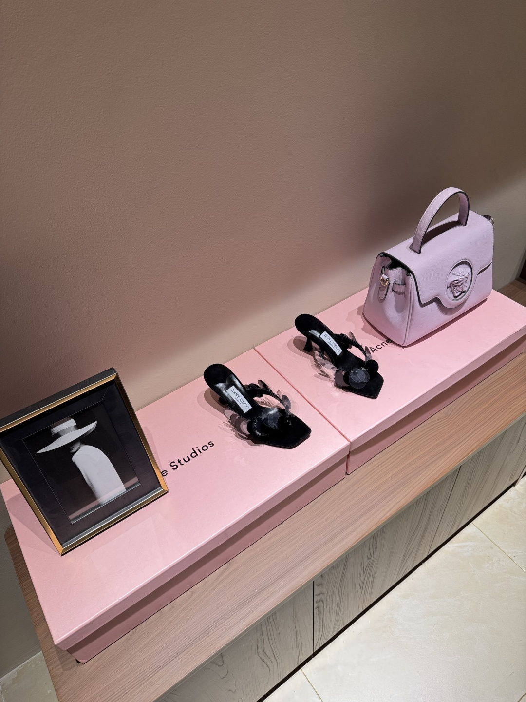 NO:264781,Jimmy choo Jimmy Week 25/ Freja Toe Sequins High-heeled Sandals Freja 70 Series Muller Sandals, carefully crafted from suede material, uniquely decorated with metal sequins, rejuvenating charm. Three-dimensional heels with modern square toe design, fashionable and elegant, unique upper sequins   beads Lift: Yangjing Outsole leather outsole Size: #35-41 (40.41 custom made without return), high heels, jimmy choo, jimmy choo, sandals, high heels, sheep, Leather soles19860909Jimmy choo 吉米周 25/ Freja 夹趾 亮片 高跟凉鞋 Freja 70 系列穆勒凉鞋,采用绒面革材质精心制作,别致饰有金属感亮片,焕发复古迷人魅力.立体感鞋跟造型搭配摩登方头设计,时尚优雅,别具个性 鞋面亮片 串珠 内里: 羊京 大底真皮大底 Size: #35-41（40.41定做不退换),高跟鞋,jimmy choo,jimmy choo,sandals,high heels,sheep,Leather soles,Women's Shoes