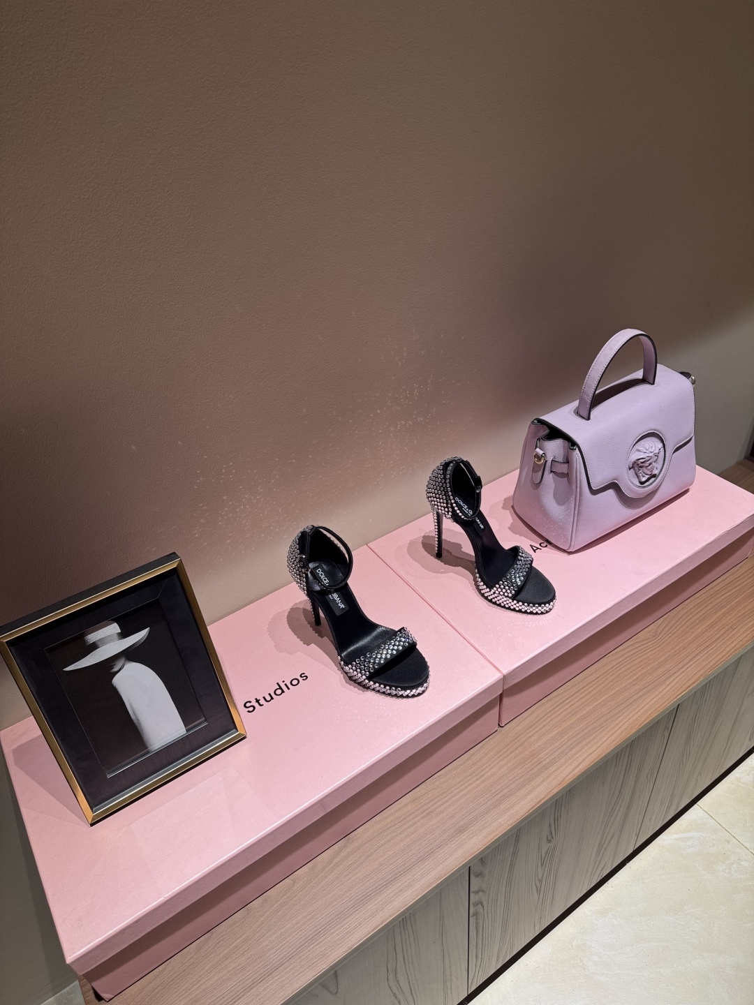 NO:264782,Dolce & Gabbana's beautiful hot diamond high heels Dolce & Gabbana's design emphasizes the combination of emotion, tradition and culture. Grandmother's emerald green cowhide shoes, bless the vivid dragonfly petals. The workmanship is super detailed, matched with the metal buckle of rhinestones. Although the design is simple, it makes people unable to take a look at the shoes. It is elegant and noble. The upper is silk, inner sheepskin, heel height 12cm, water table 2cm, genuine leather sole size 35-39 (40.41·42 order) Butterfly original customization Dolce & Gabbana's original one-to-one packaging, high heels, cowhide, sheepskin, real silk19860909杜嘉班纳Dolce&Gabbana绝美烫钻高跟鞋 杜嘉班纳的设计讲究情感、传统和文化的结合 祖母翡翠绿的牛皮鞋身,加持活灵活现的蜻蜓花瓣 做工是超级细致,搭配水钻的金属扣环,虽然设计简单,却让人对这双鞋移不开眼,优雅又高贵 鞋面真丝 内里羊皮 跟高12cm 水台2cm 鞋底真皮 码数35-39（40.41·42订） 蝴蝶原版定制 杜嘉班纳原版一比一包装,高跟鞋,Dolce&Gabbana,Dolce&Gabbana,high heels,cowhide,sheepskin,real silk,Women's Shoes