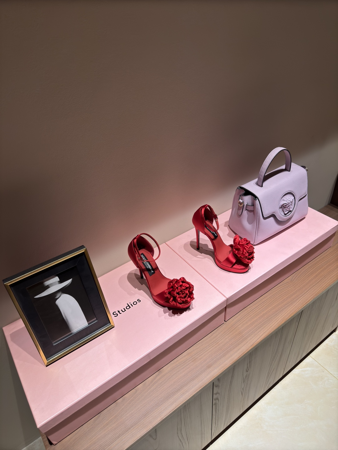 NO:264785,Dolce & Gabbana's beautiful high heels Dolce & Gabbana's design emphasizes the combination of emotions, tradition and culture. Grandmother's emerald green cowhide shoes body, blesses the vivid dragonfly petals. The workmanship is super detailed, matched with rhinestone metal buckles. Although the design is simple, it makes people unable to take a look at the shoes. It is elegant and noble. The upper is silk, inner sheepskin, heel height 12cm, water table 2cm, genuine leather sole, size 35-39 (40.41·42 order) Butterfly original customization Dolce & Gabbana's original one-to-one packaging, high heels, cowhide, sheepskin, real silk19860909杜嘉班纳Dolce&Gabbana绝美高跟鞋 杜嘉班纳的设计讲究情感、传统和文化的结合 祖母翡翠绿的牛皮鞋身,加持活灵活现的蜻蜓花瓣 做工是超级细致,搭配水钻的金属扣环,虽然设计简单,却让人对这双鞋移不开眼,优雅又高贵 鞋面真丝 内里羊皮 跟高12cm 水台2cm 鞋底真皮 码数35-39（40.41·42订） 蝴蝶原版定制 杜嘉班纳原版一比一包装,高跟鞋,Dolce&Gabbana,Dolce&Gabbana,high heels,cowhide,sheepskin,real silk,Women's Shoes