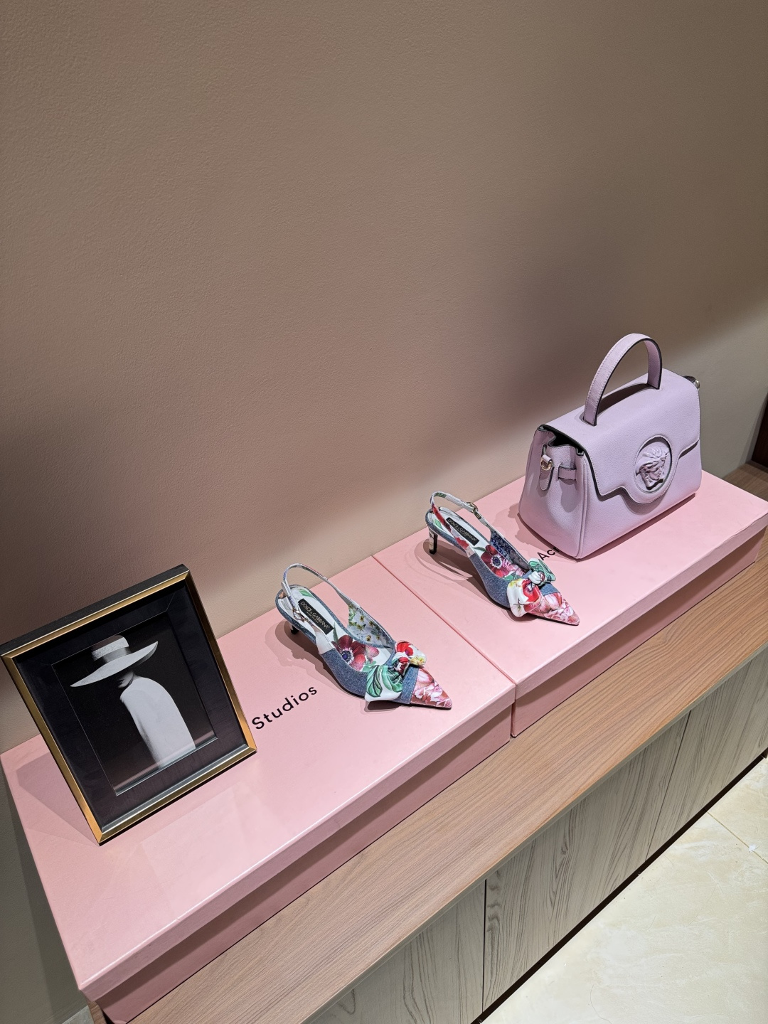 NO:264795,Dolce & Gabbana's beautiful retro denim print bow decorative high heels Dolce & Gabbana's design emphasizes the combination of emotion, tradition and culture. Grandmother's emerald green cowhide shoes, blessed with vivid dragonfly petals. The workmanship is super detailed, matched with rhinestone metal buckles. Although the design is simple, it makes people unable to take a look at the shoes. It is elegant and noble. Upper denim print, inner sheepskin, heel height 6.5, genuine leather sole size 35-39 (40.41·42 order) Butterfly original customization Dolce & Gabbana's original one-to-one packaging, high heels, cowhide, sheepskin19860909杜嘉班纳Dolce&Gabbana绝美复古 牛仔印花蝴蝶结装饰高跟鞋 杜嘉班纳的设计讲究情感、传统和文化的结合 祖母翡翠绿的牛皮鞋身,加持活灵活现的蜻蜓花瓣 做工是超级细致,搭配水钻的金属扣环,虽然设计简单,却让人对这双鞋移不开眼,优雅又高贵 鞋面牛仔印花 内里羊皮 跟高6.5 鞋底真皮 码数35-39（40.41·42订） 蝴蝶原版定制 杜嘉班纳原版一比一包装,高跟鞋,Dolce&Gabbana,Dolce&Gabbana,high heels,cowhide,sheepskin,Women's Shoes