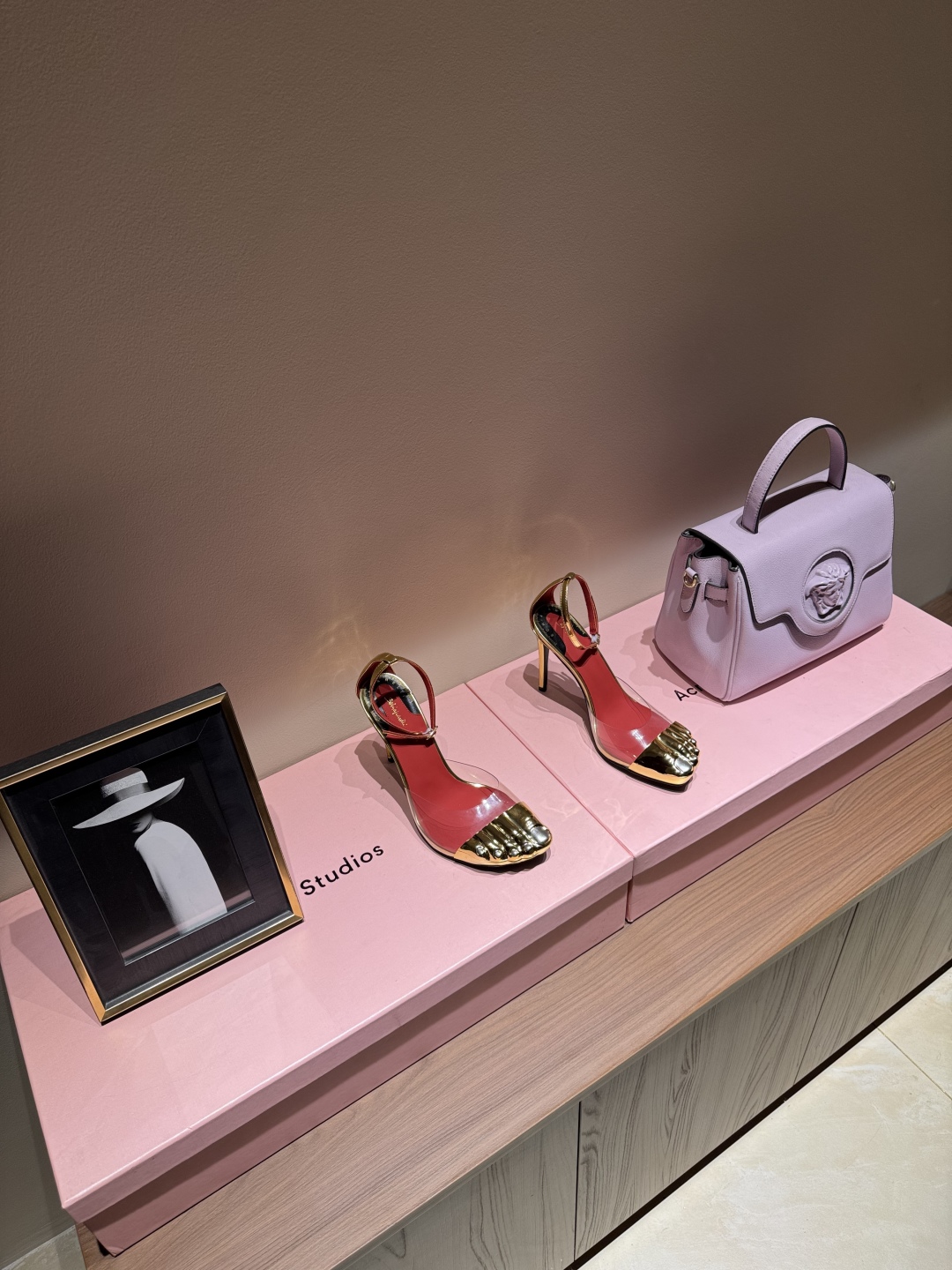 Schiaparelli FW24: Golden Toe Heels Steal the Show with Real Gold and Silver - 图片 2