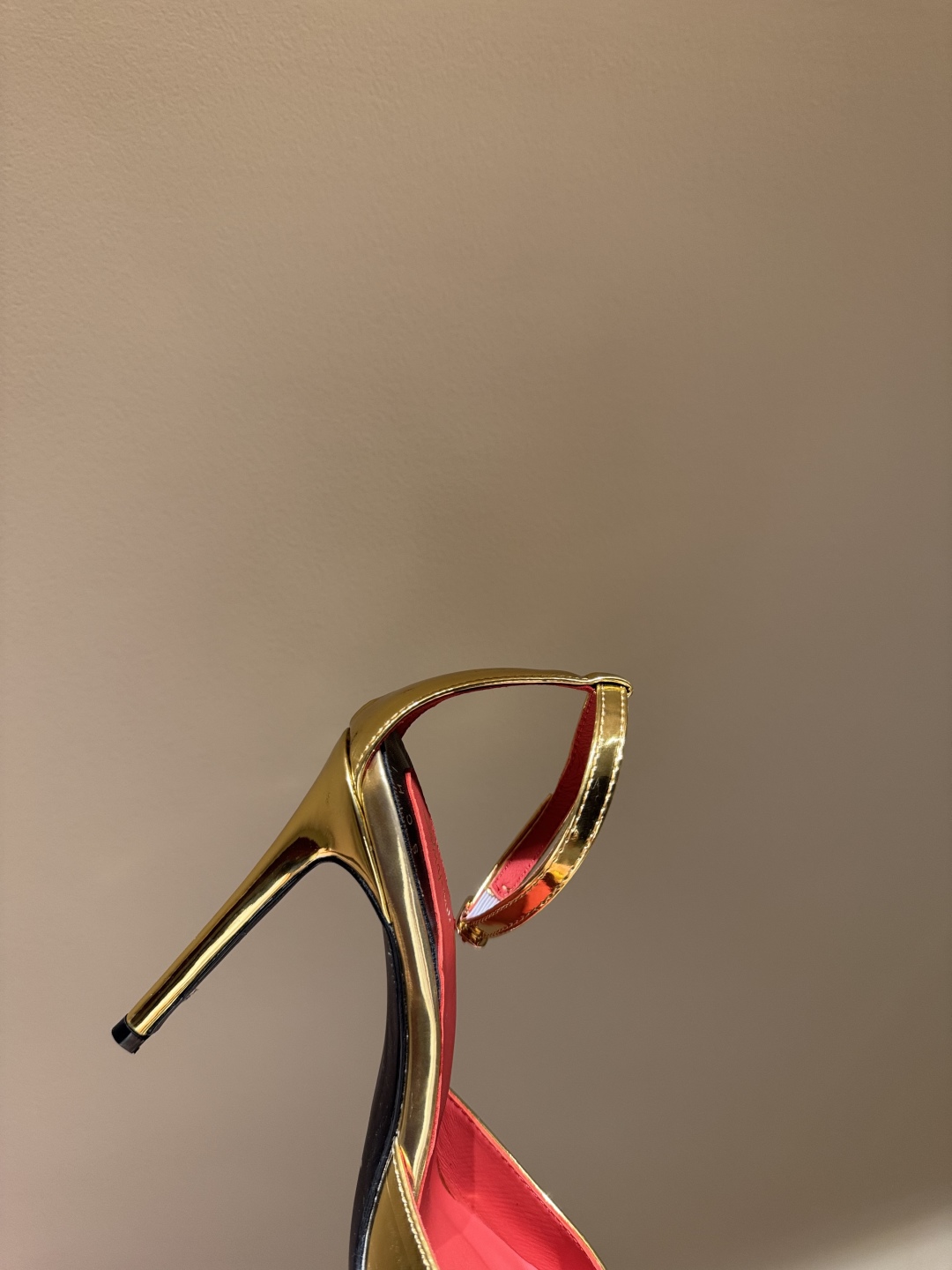 Schiaparelli FW24 Show: Golden Toe Heels Stun Fashion World - 图片 7