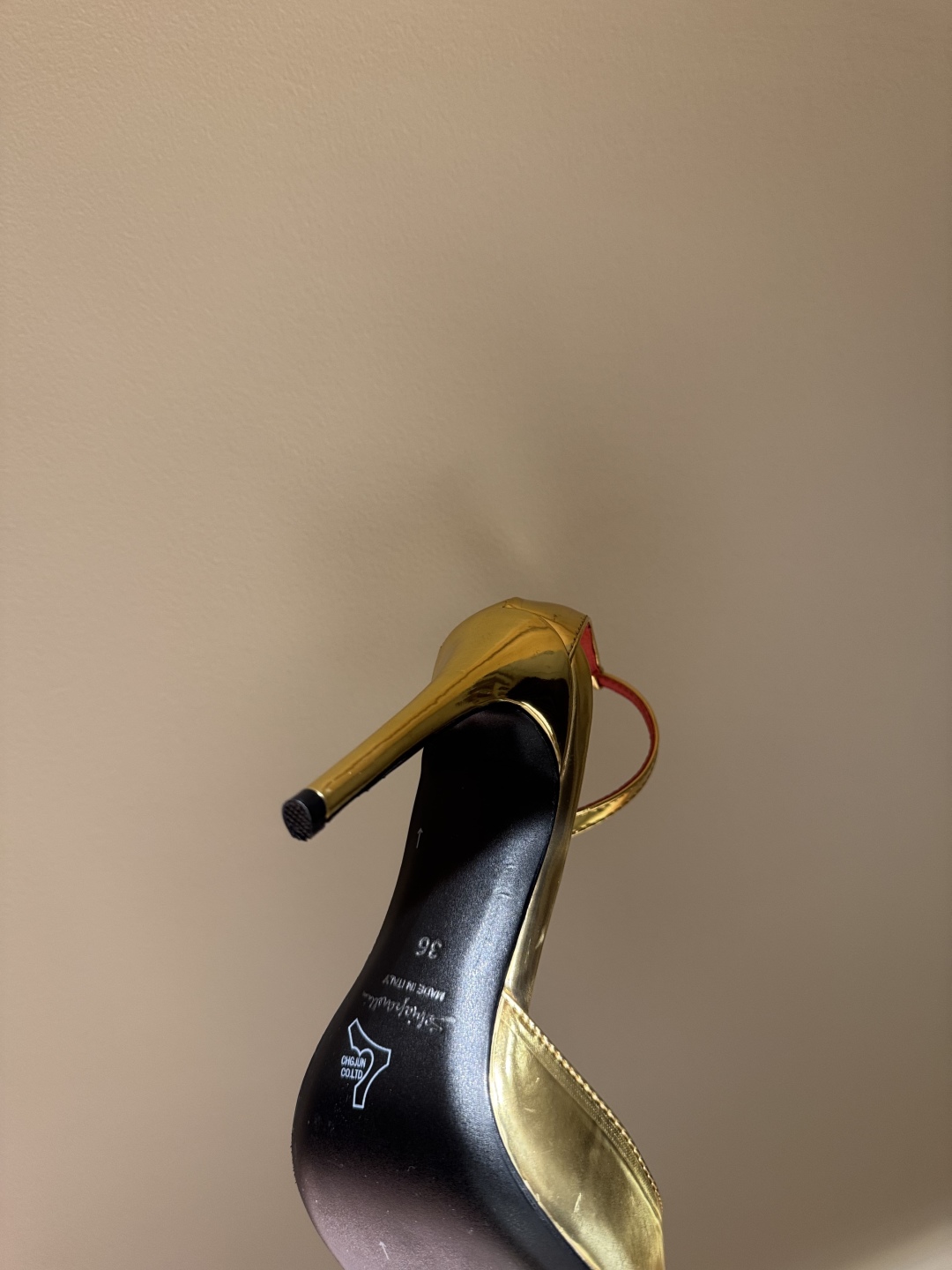 Schiaparelli FW24 Show: Golden Toe Heels Stun Fashion World - 图片 8
