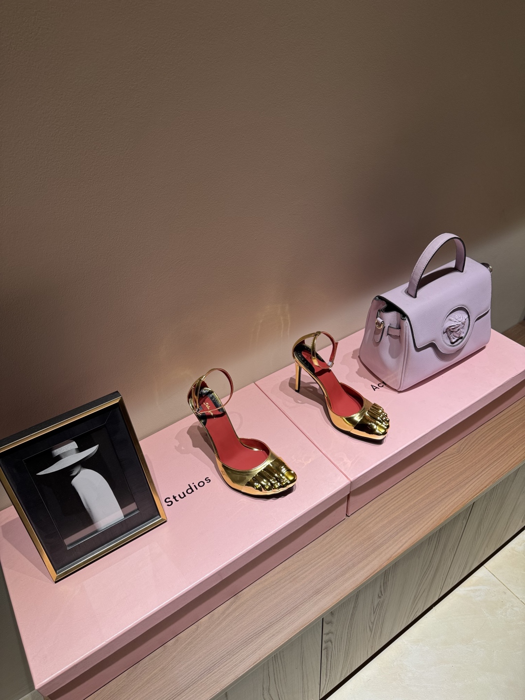 Schiaparelli FW24 Show: Golden Toe Heels Stun Fashion World - 图片 2