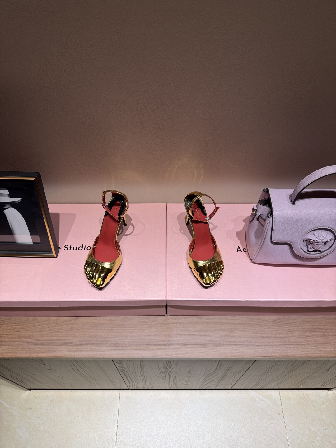 Schiaparelli FW24 Show: Golden Toe Heels Stun Fashion World - 图片 4