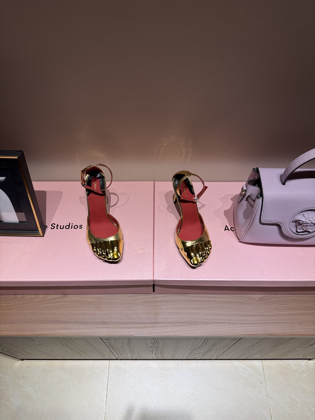 Schiaparelli FW24 Show: Golden Toe Heels Stun Fashion World - 图片 3