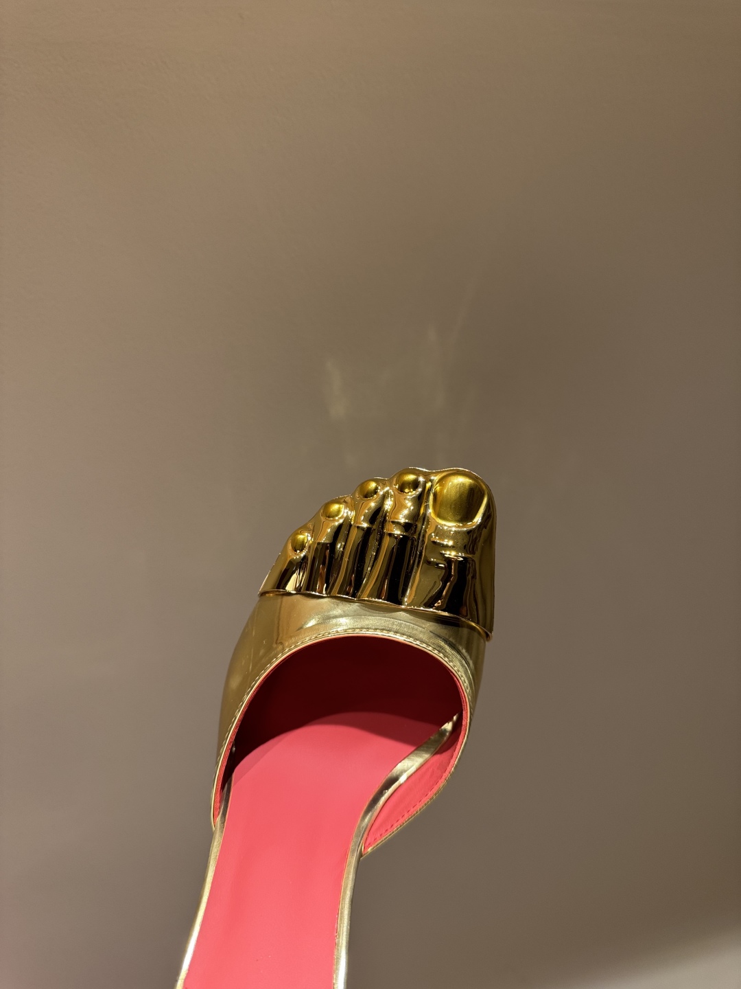 Schiaparelli FW24 Show: Golden Toe Heels Stun Fashion World - 图片 5
