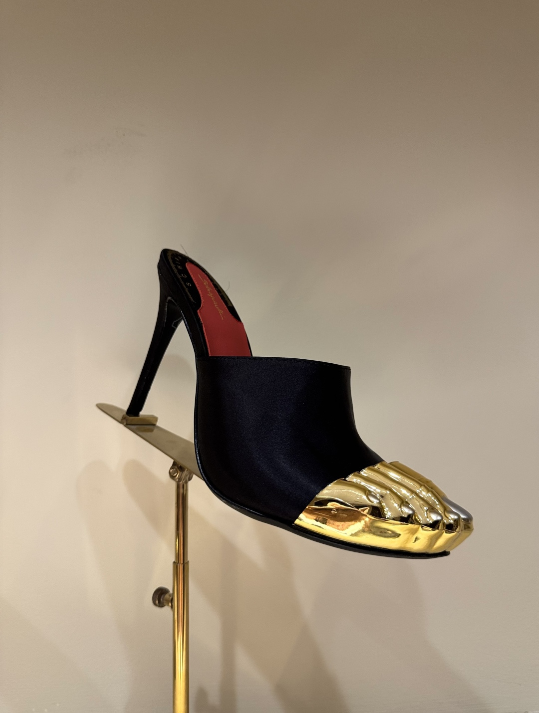 Schiaparelli FW24: Golden Toe Heels Steal the Show with Real Gold and Silver - 图片 9
